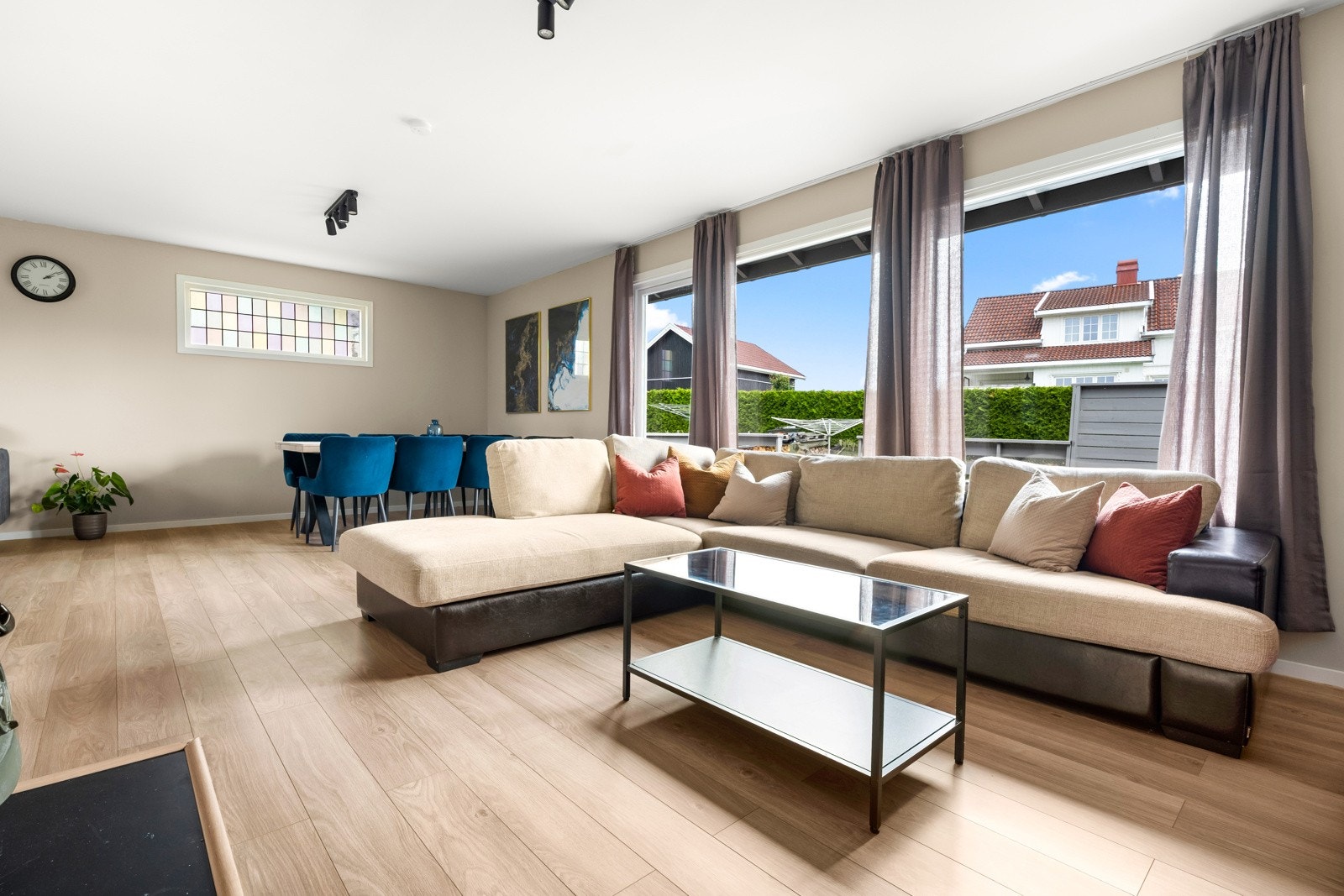 Stuen har fått moderne overflater, nye dører og to store vinduer. Galleribilde