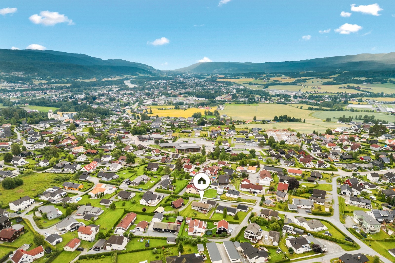 Det er kort gangavstand til Røren barneskole, flere barnehager, dagligvarebutikk og idrettsanlegg. Galleribilde