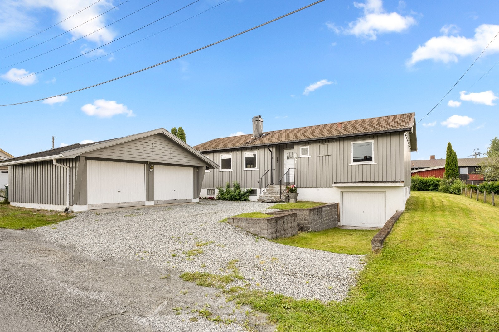 Egen nedkjøring til integrert garasje med praktisk vippeport. Galleribilde