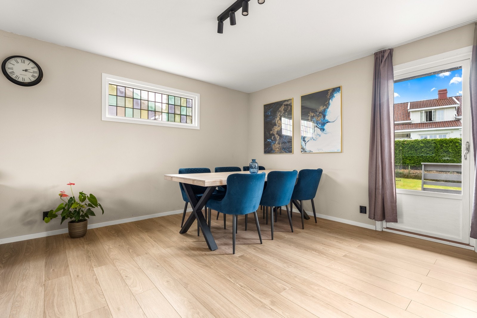 God plass til et stort spisebord. Galleribilde