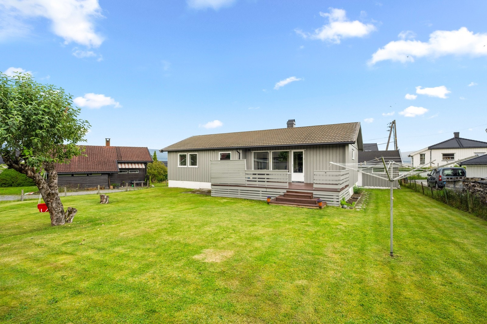 Romslige uteområder og flat hage. Galleribilde