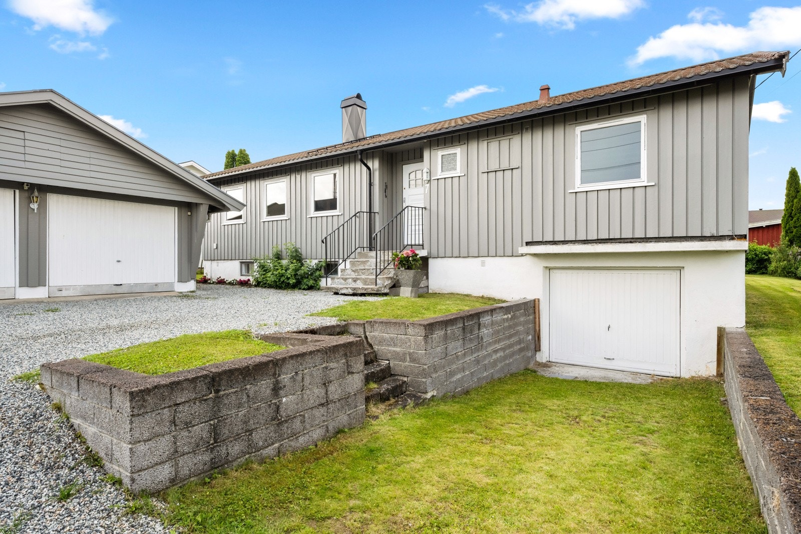 Enebolig over to plan med frittstående dobbelgarasje og rikelig med plass. Galleribilde