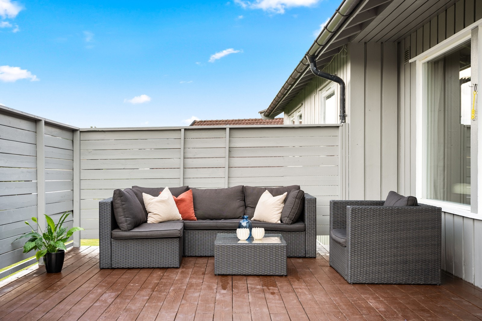 Romslig terrasse med god plass til møbler og hyggelige sammenkomster. Galleribilde