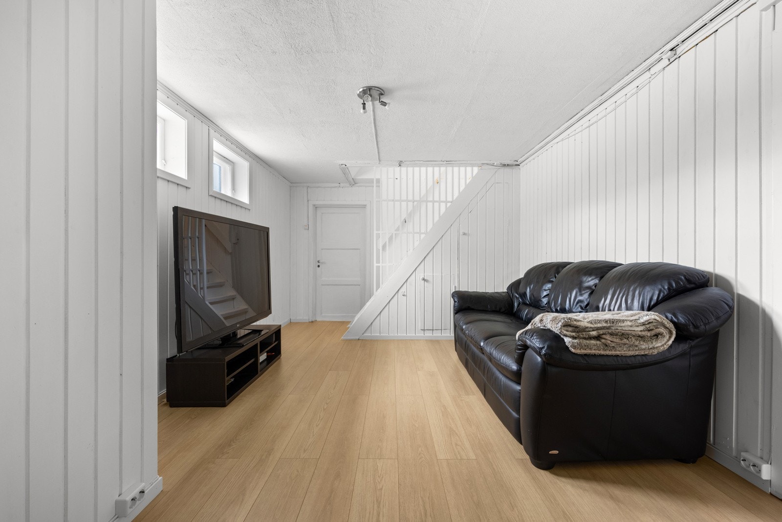 Kjelleren er delvis oppgradert med moderne varmefolie for økt komfort. Galleribilde