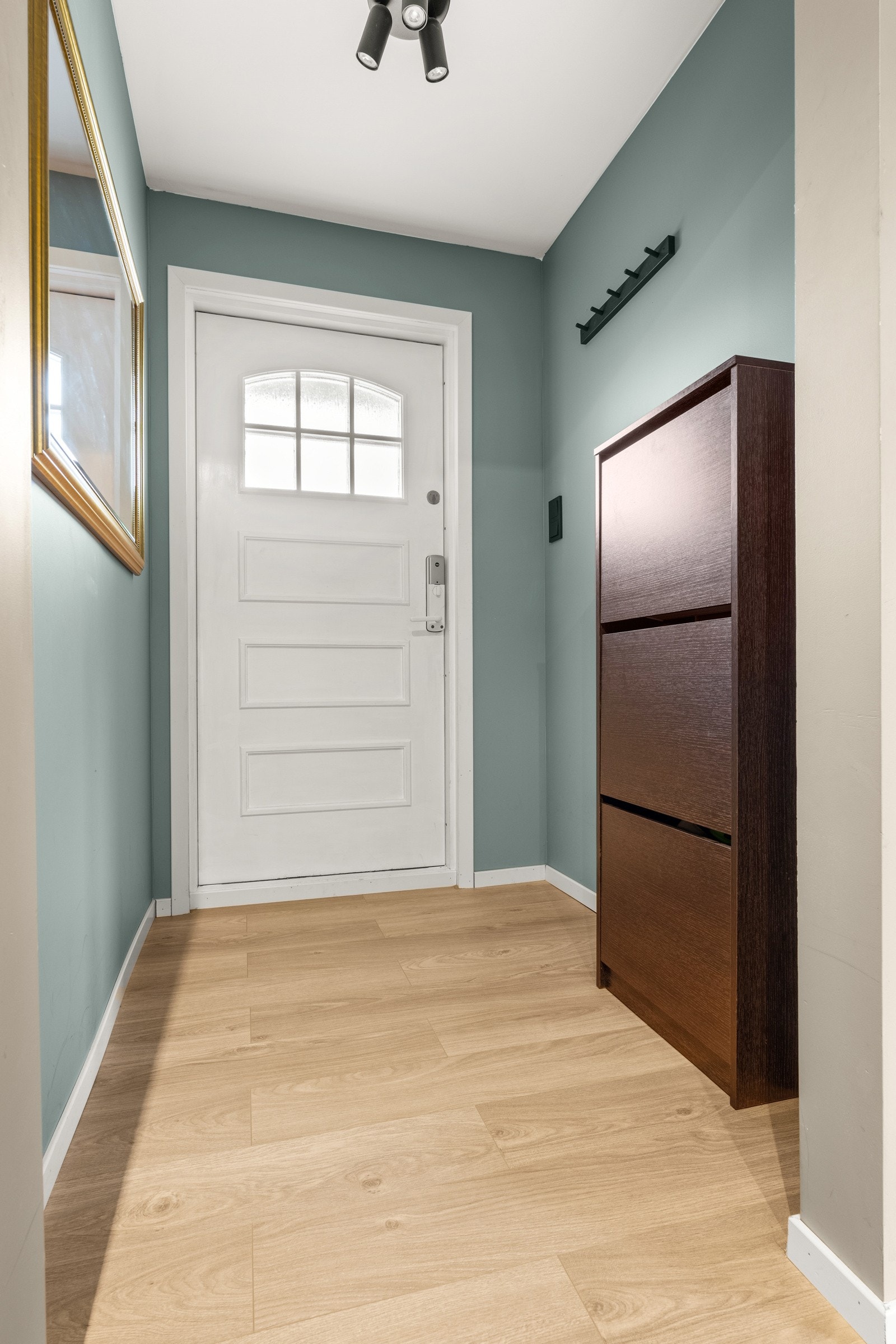 Entréen har god plass til yttertøy og sko, perfekt for en ryddig og praktisk inngang. Galleribilde