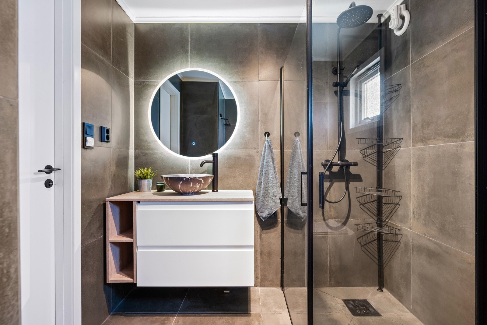 Badet har elegant innredning med speil og integrert lys. Galleribilde