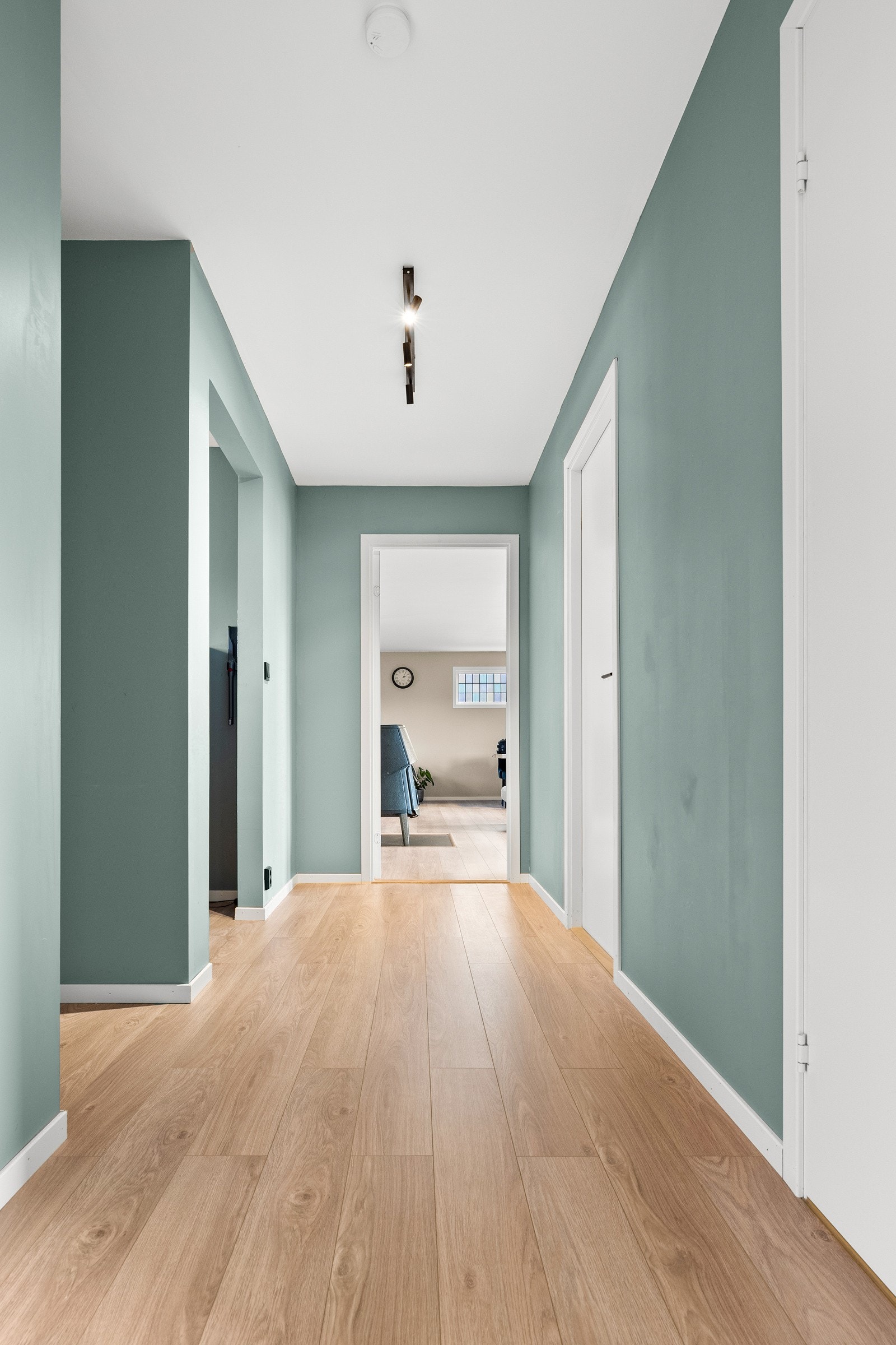 Innbydende gang som leder deg til alle boligens rom. Galleribilde