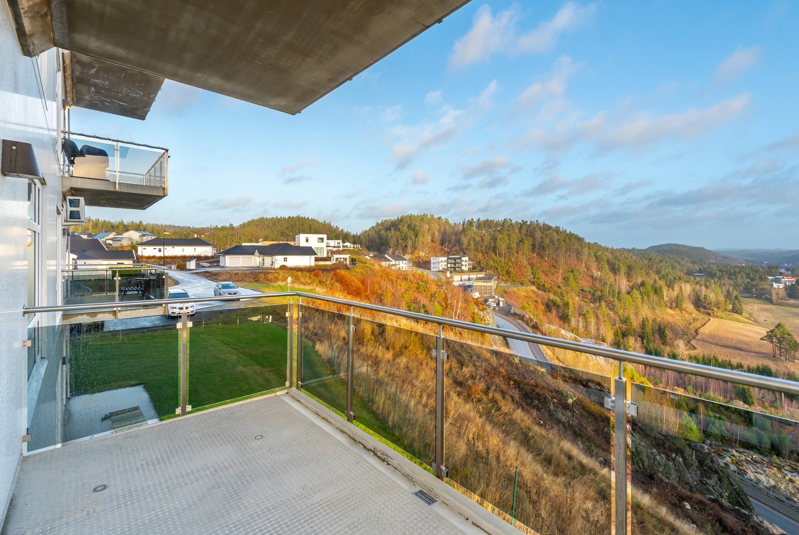 Leiligheten ligger høyt og fritt med fantastisk utsikt Galleribilde