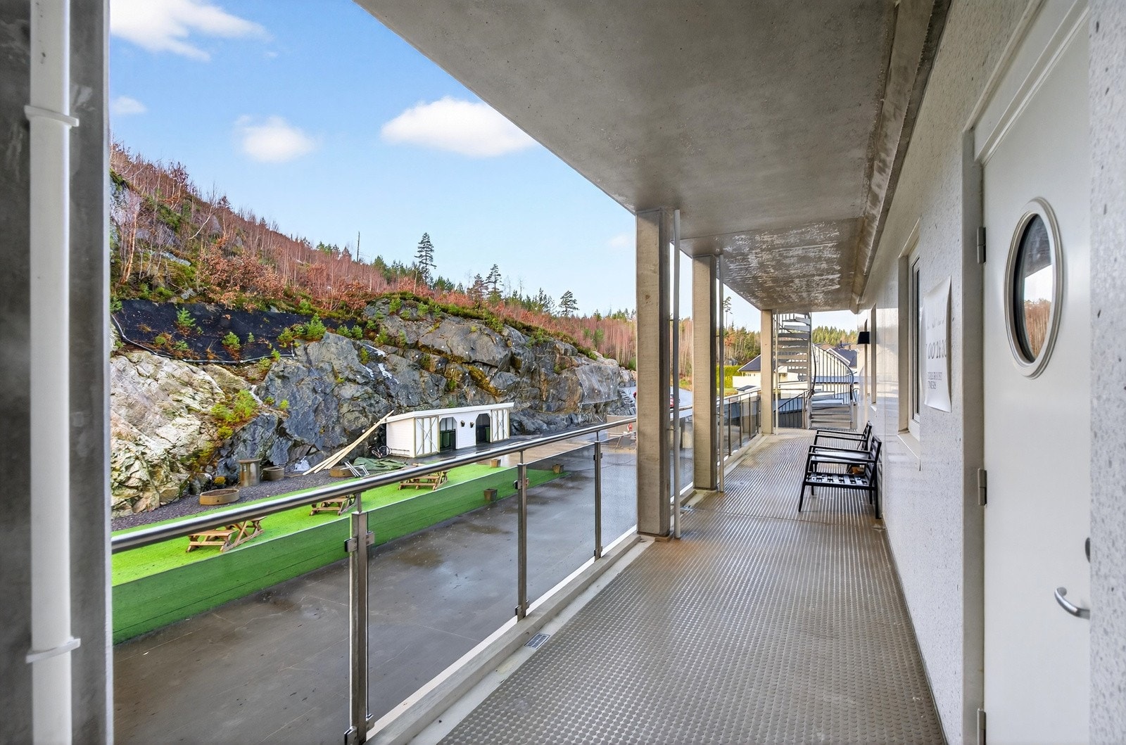 Inngangspartiet. Her er det ettermiddagssol om sommeren Galleribilde