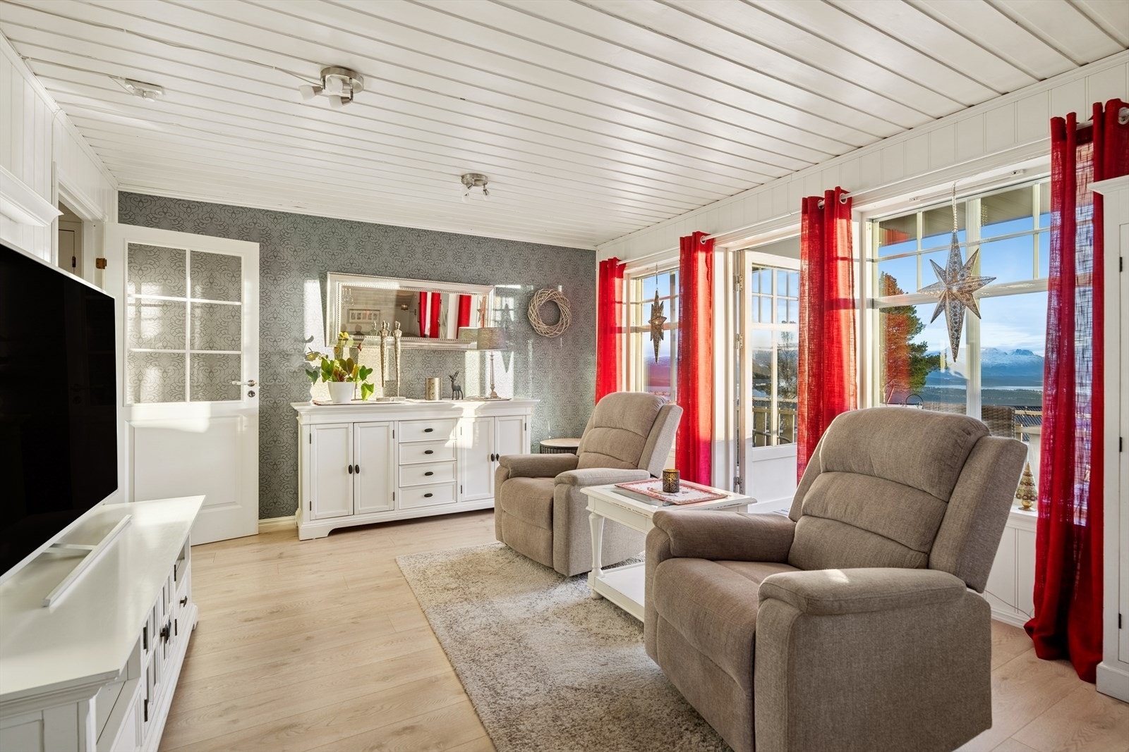 Utgang til solrik terrasse. Galleribilde