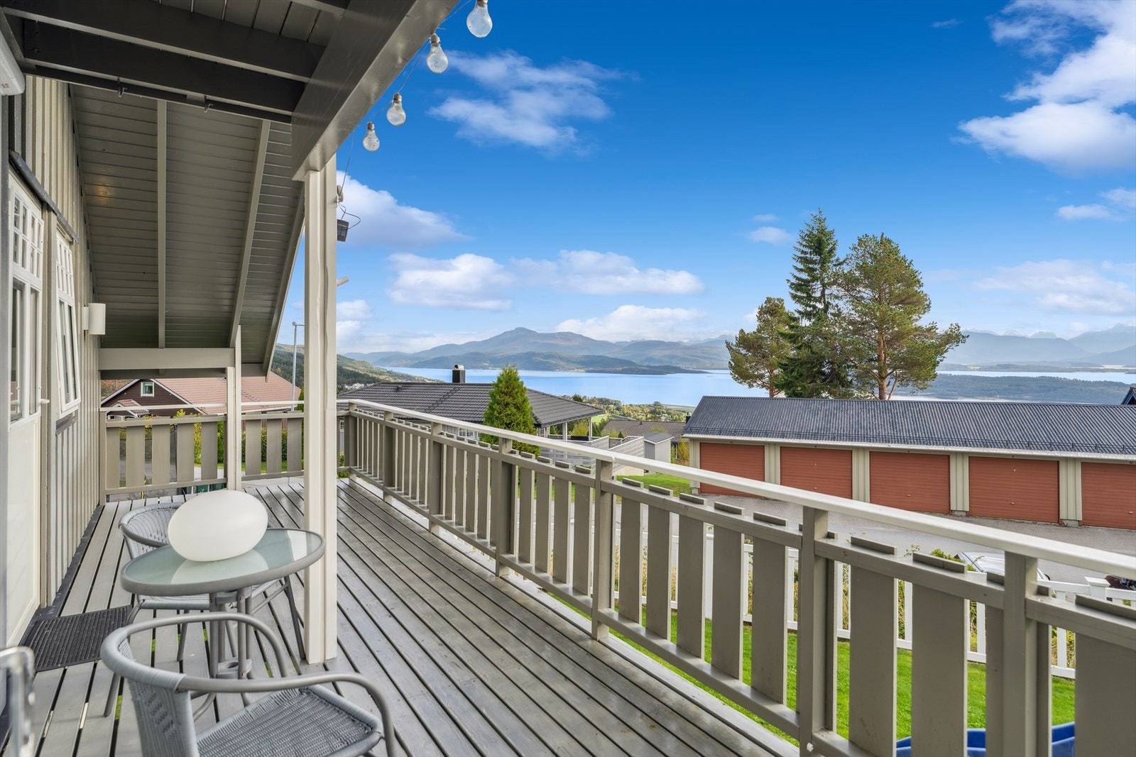 Utsikt som tar pusten fra deg - Et levende panorama over Moldefjorden med glitrende vann, og i horisonten reiser Sunnmørsalpene seg majestetisk med snøkledde topper. Galleribilde