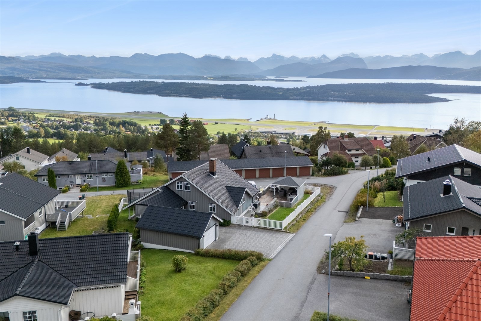 Eiendommen ligger øst i bydelen Nordbyen med gang- og sykkelavstand til dagligvarebutikk, barnehage, skole og Moldemarka. Kort vei til populære turmål som Varden. Galleribilde