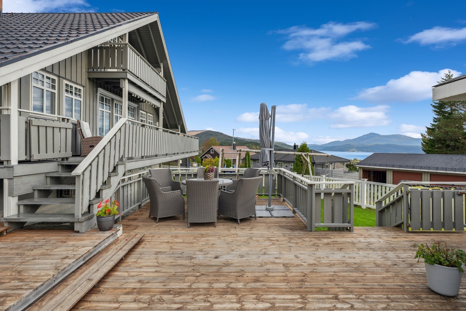 Her er det veldig god plass til utemøbler og grillutstyr. Perfekt for late sommerdager. Galleribilde