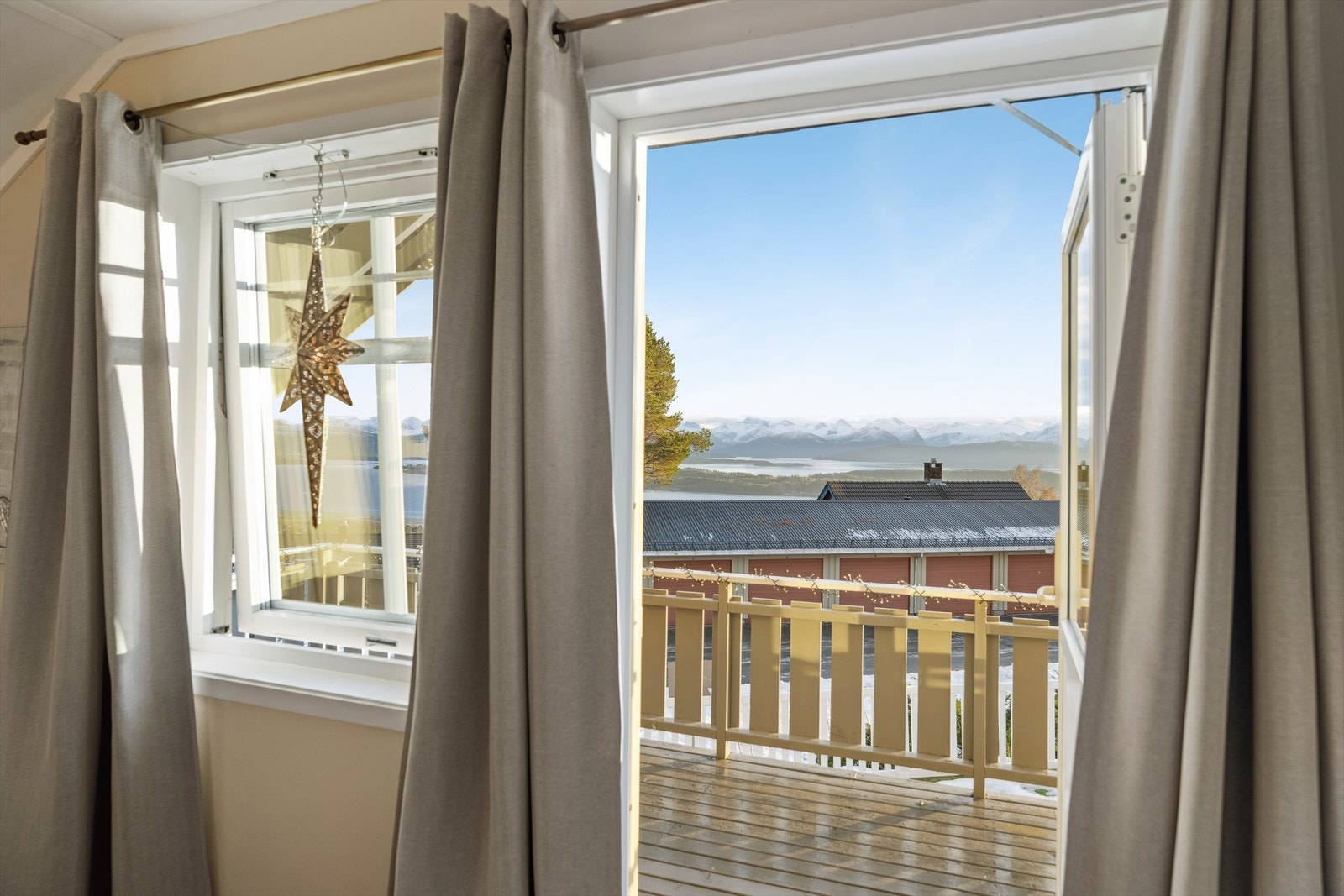 Dette er ikke bare et hjem, det er en daglig opplevelse av naturens storhet - fra soloppganger som maler fjellene i gull til kvelder med rosa himmel over fjorden! Galleribilde