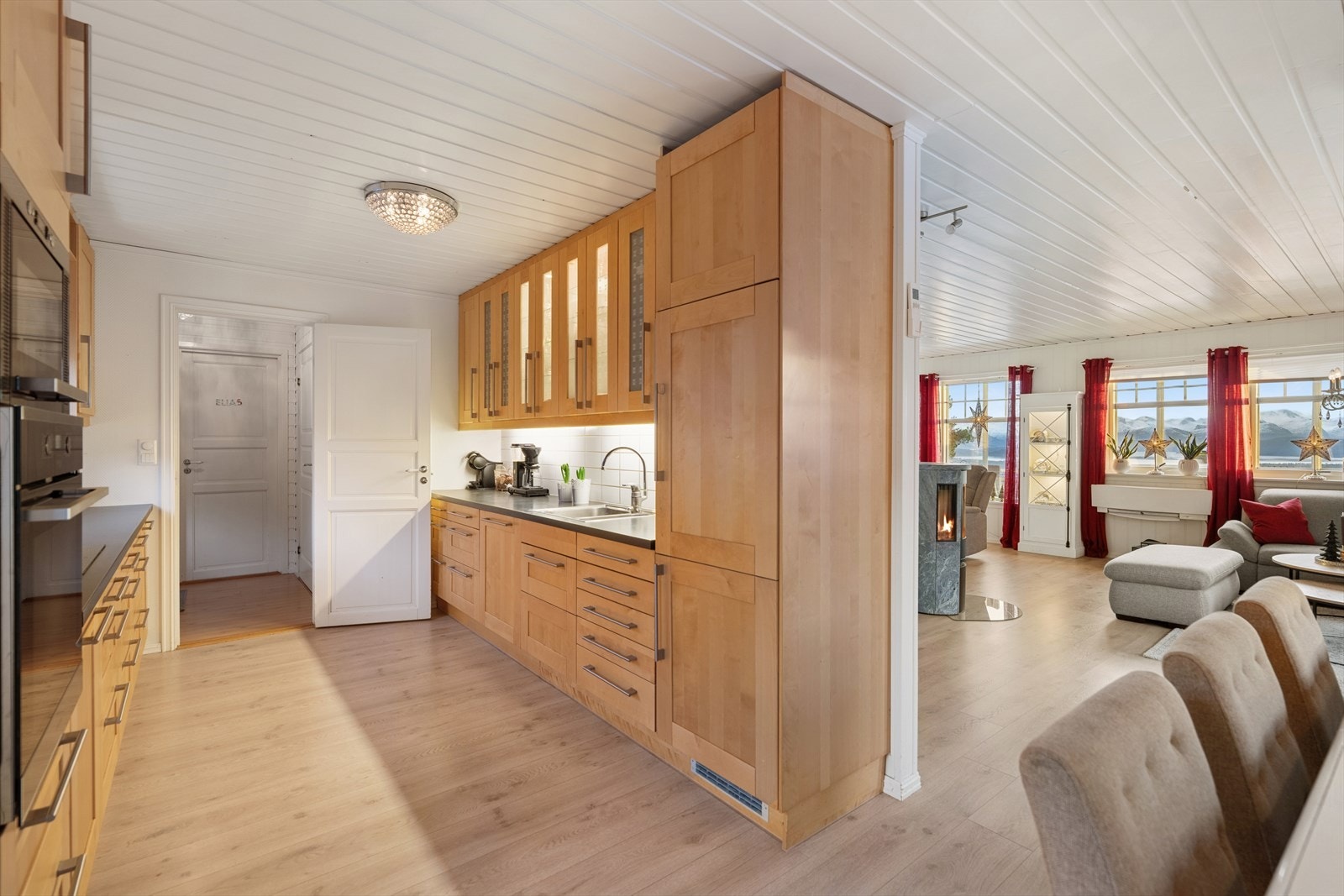 Velutstyrt og fint IKEA kjøkken, innredning med profilerte fronter. Galleribilde