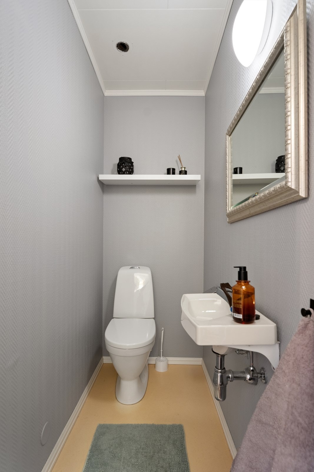 Toalettrom med wc og vask. Galleribilde