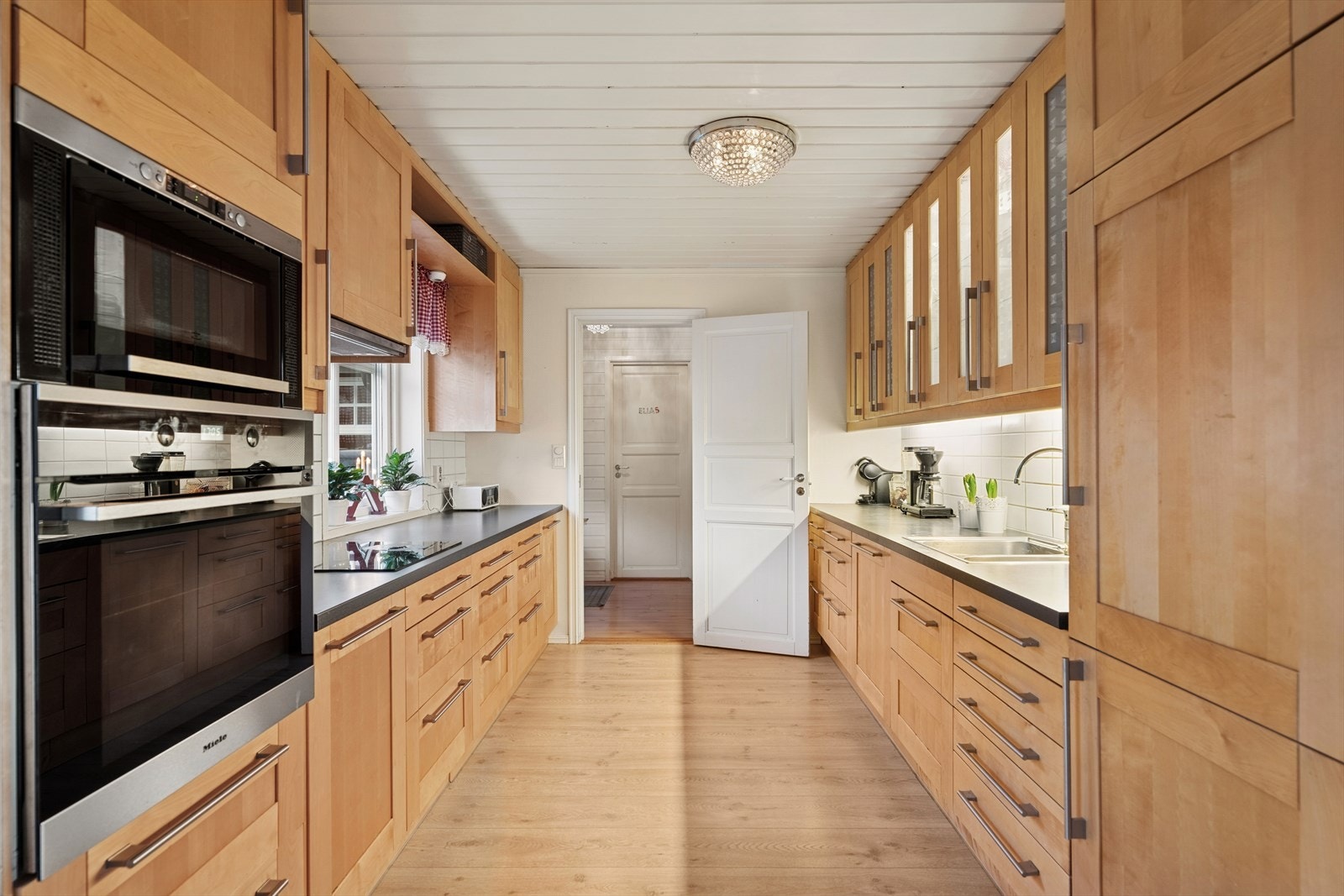 Godt utbygget med skap- og benkeplass. Kjøkkenet er innredet slik at matlagingen forenes med sosialt samvær. Galleribilde