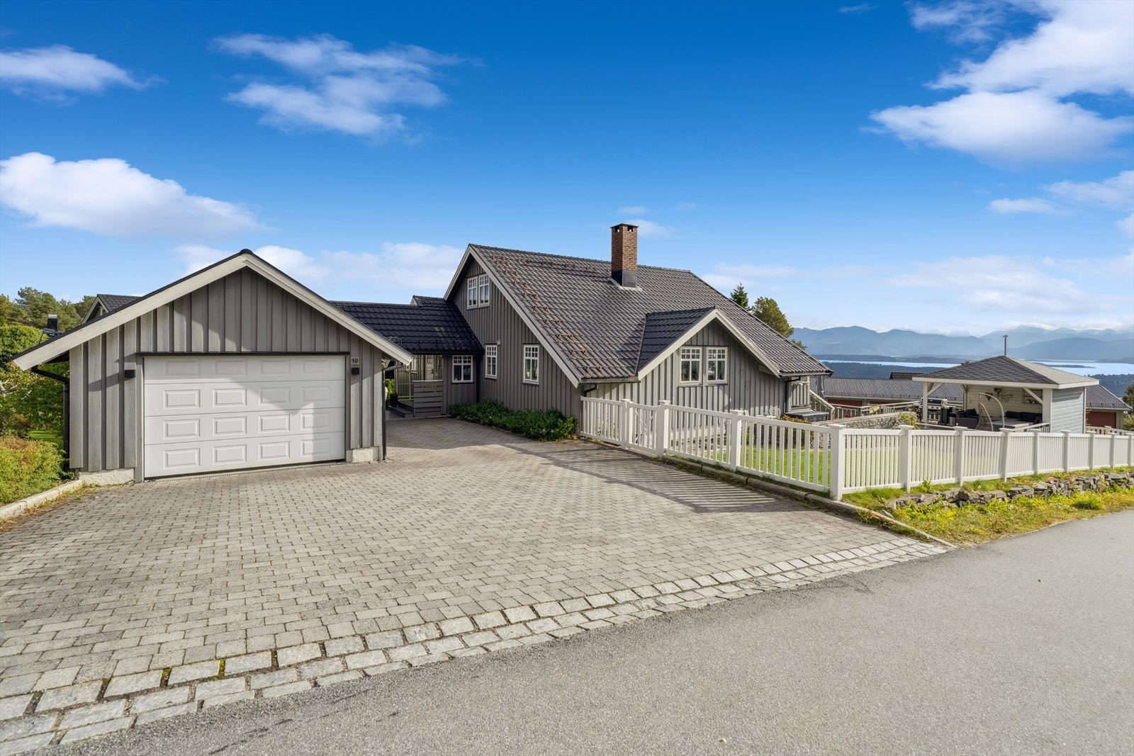 Belegningsstein i gårdsrommet. Lettstelt. Gode parkeringsmuligheter i eget gårdsrom i tillegg til garasje med elbil-lader. Galleribilde