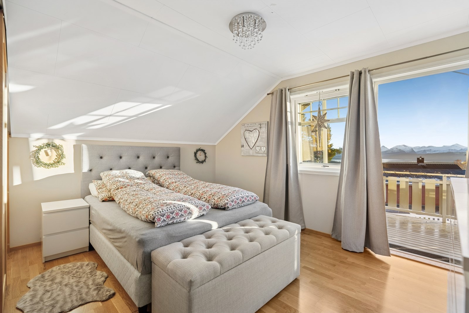 Etasjen har 2 soverom av god størrelse. Herav ett med utgang til terrasse. Galleribilde