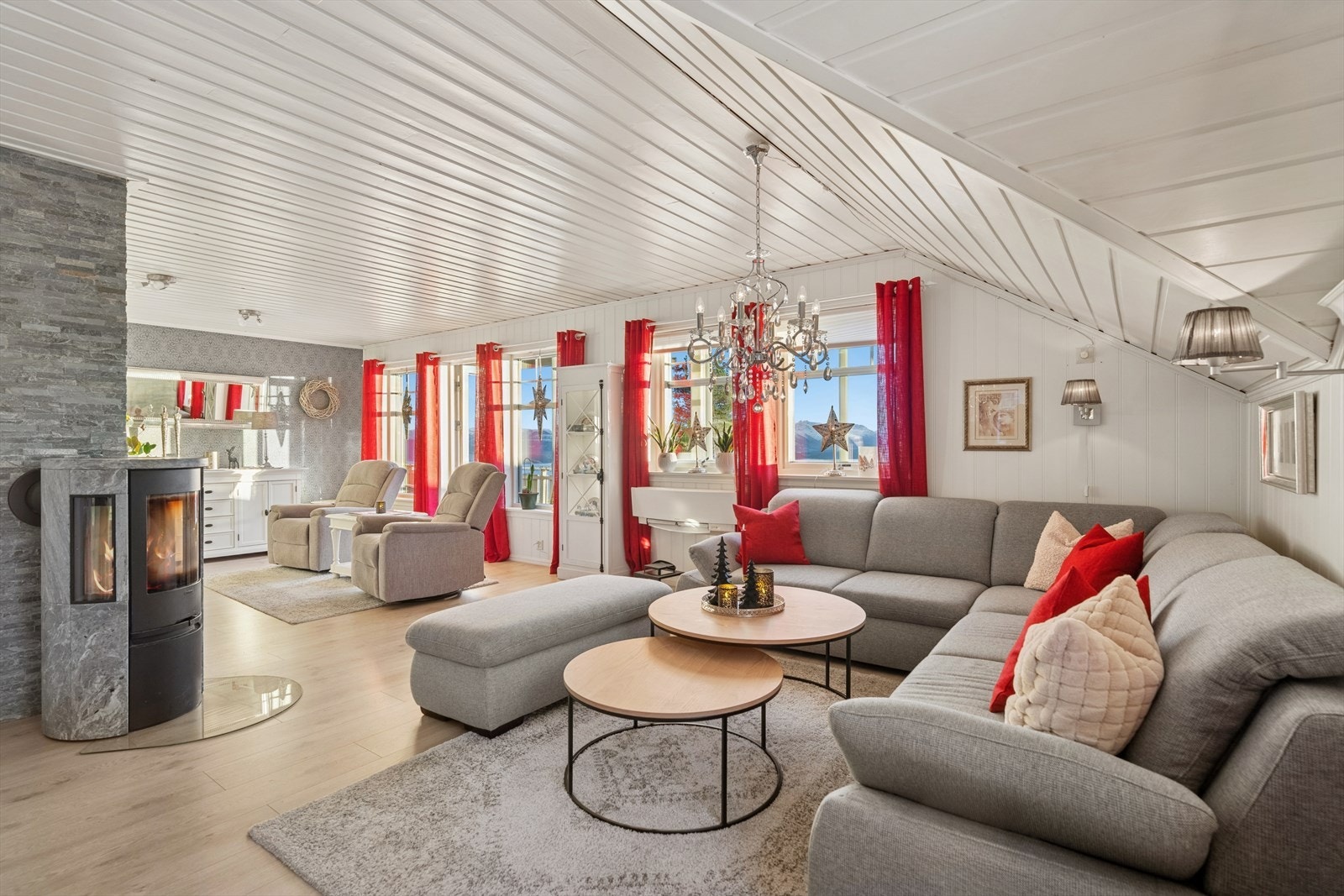 1. etasje har en lys og romslig stue med gode innredningsmuligheter til sofagruppe og tv-møblement. Galleribilde