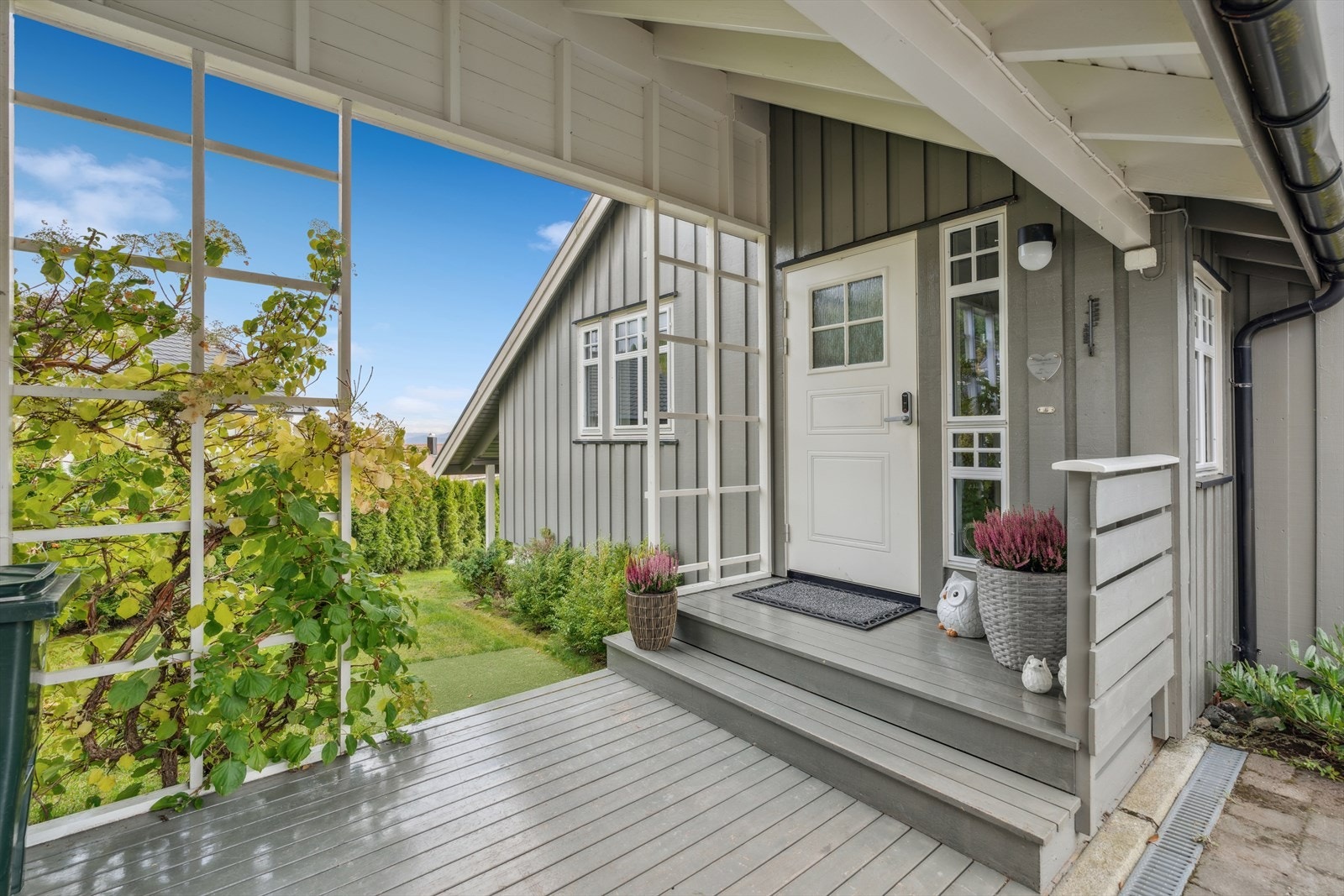 Pent og velstelt, overbygget inngangsparti - Hyggelig veranda. Komfortabel hverdag med garasje og bolig i ett - ingen våte sko på regnværsdager! Galleribilde