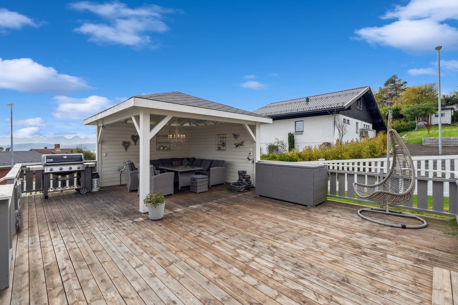 Her får du både sol og ly for regnet, og en fantastisk ramme for hyggelige måltider og sosiale stunder. Galleribilde