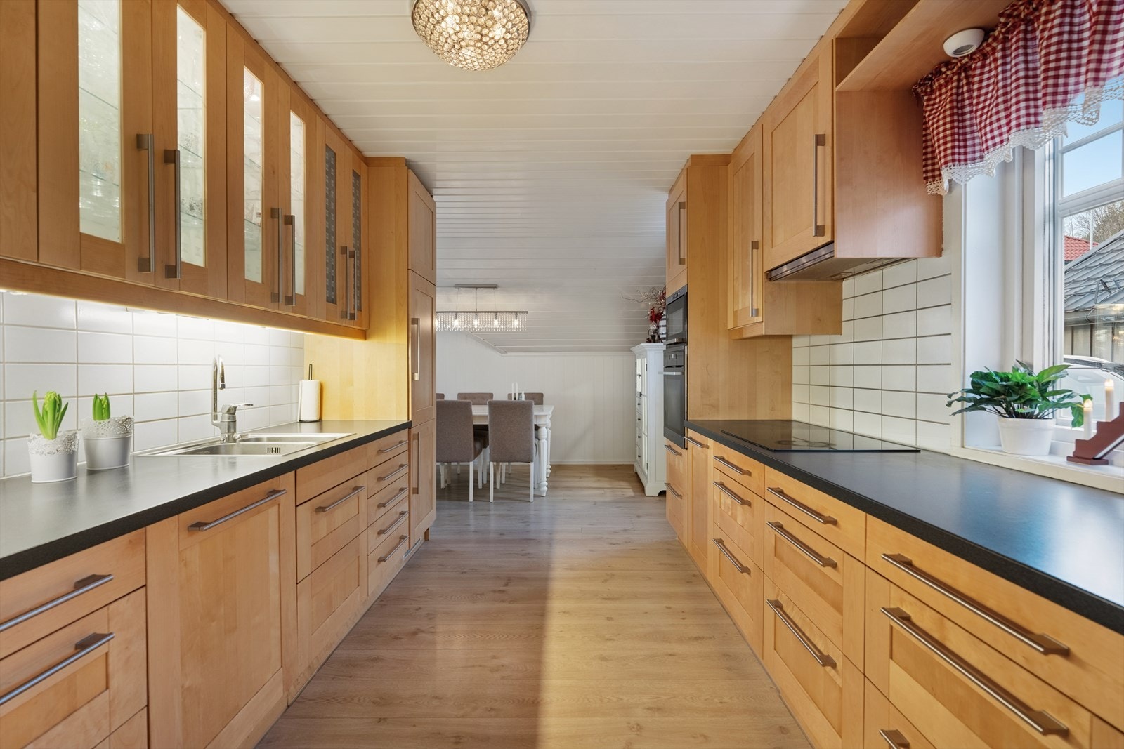 Det generøse vinduet slipper inn mye naturlig lys. Galleribilde