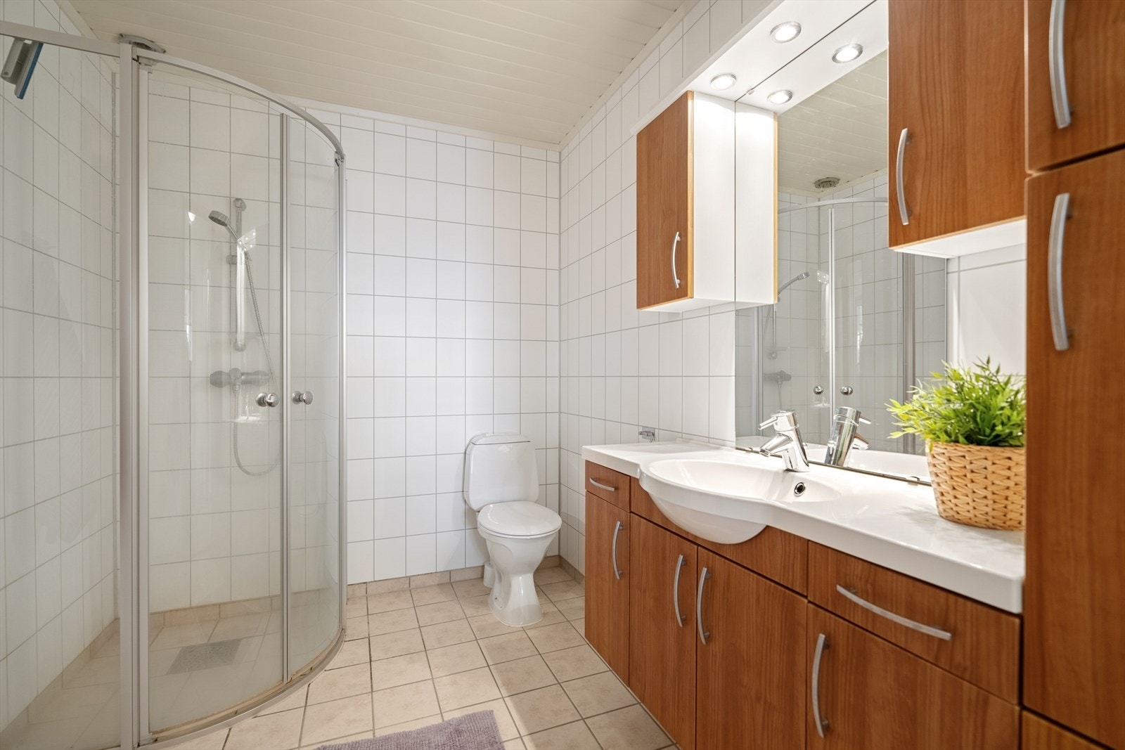 Helfliset bad - Rommet har baderomsinnredning, dusj og wc. Galleribilde