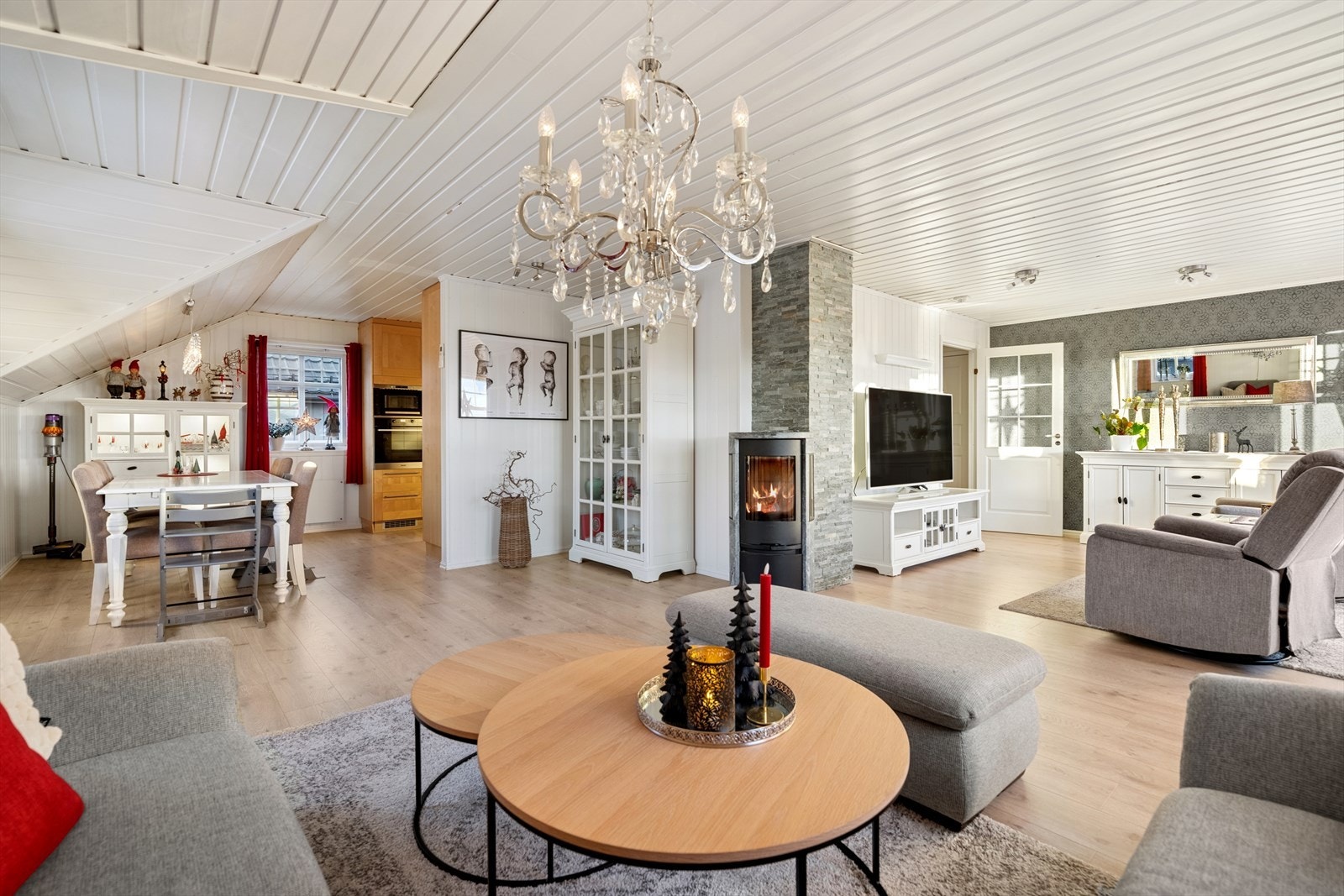 Boligen oppvarmes blant annet med varmepumpe og vedfyring. Galleribilde