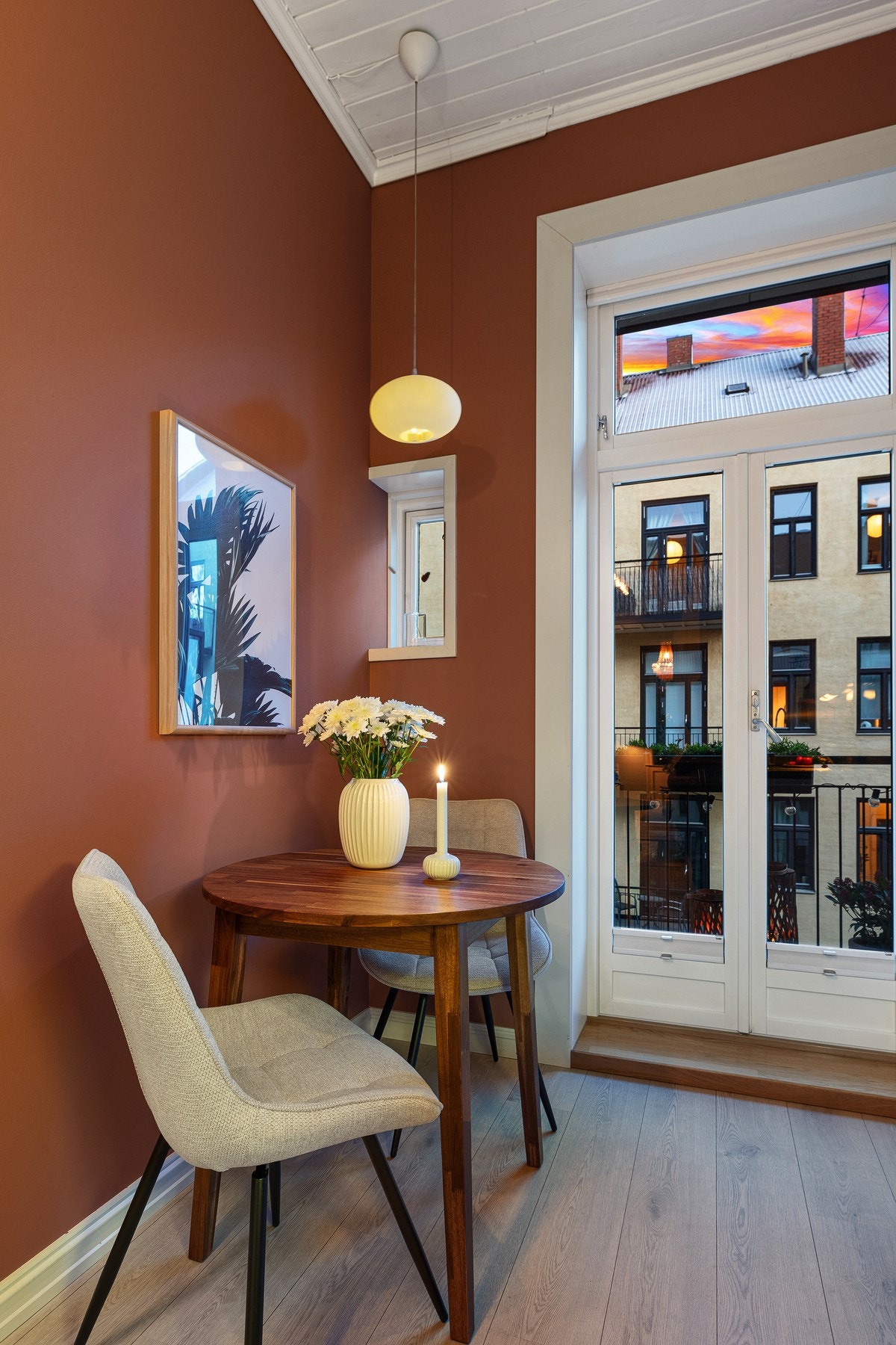 Her er det også plass til et spisebord med utsikt mot bakgård. Galleribilde