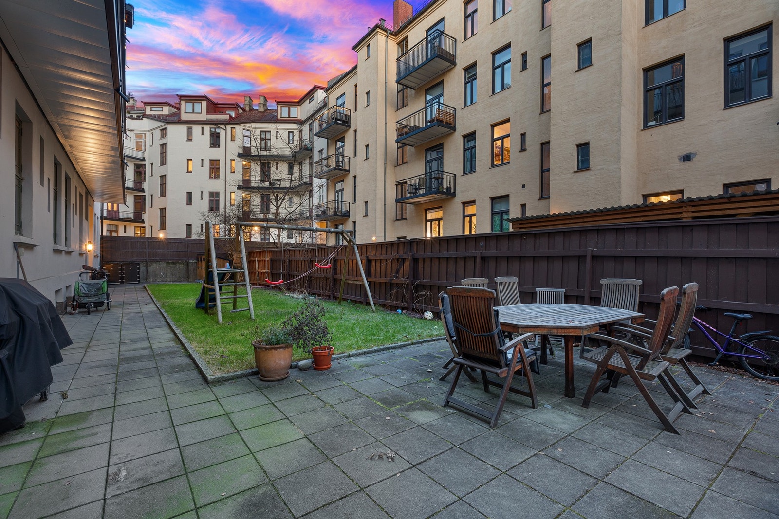 Hyggelige fellesområder med grill og sykkelparkering. Et fint sted å bli kjent med gode naboer. Galleribilde