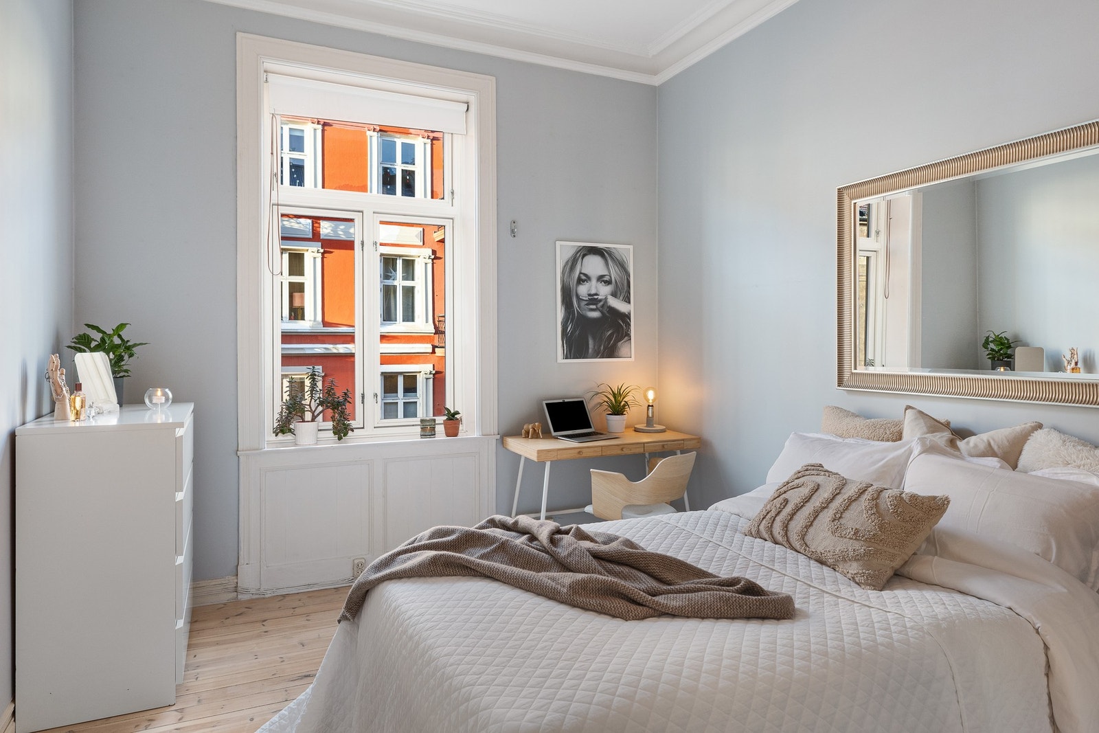 De store vindusflatene fra 2020 slipper inn mye lys og isolerer godt. Galleribilde