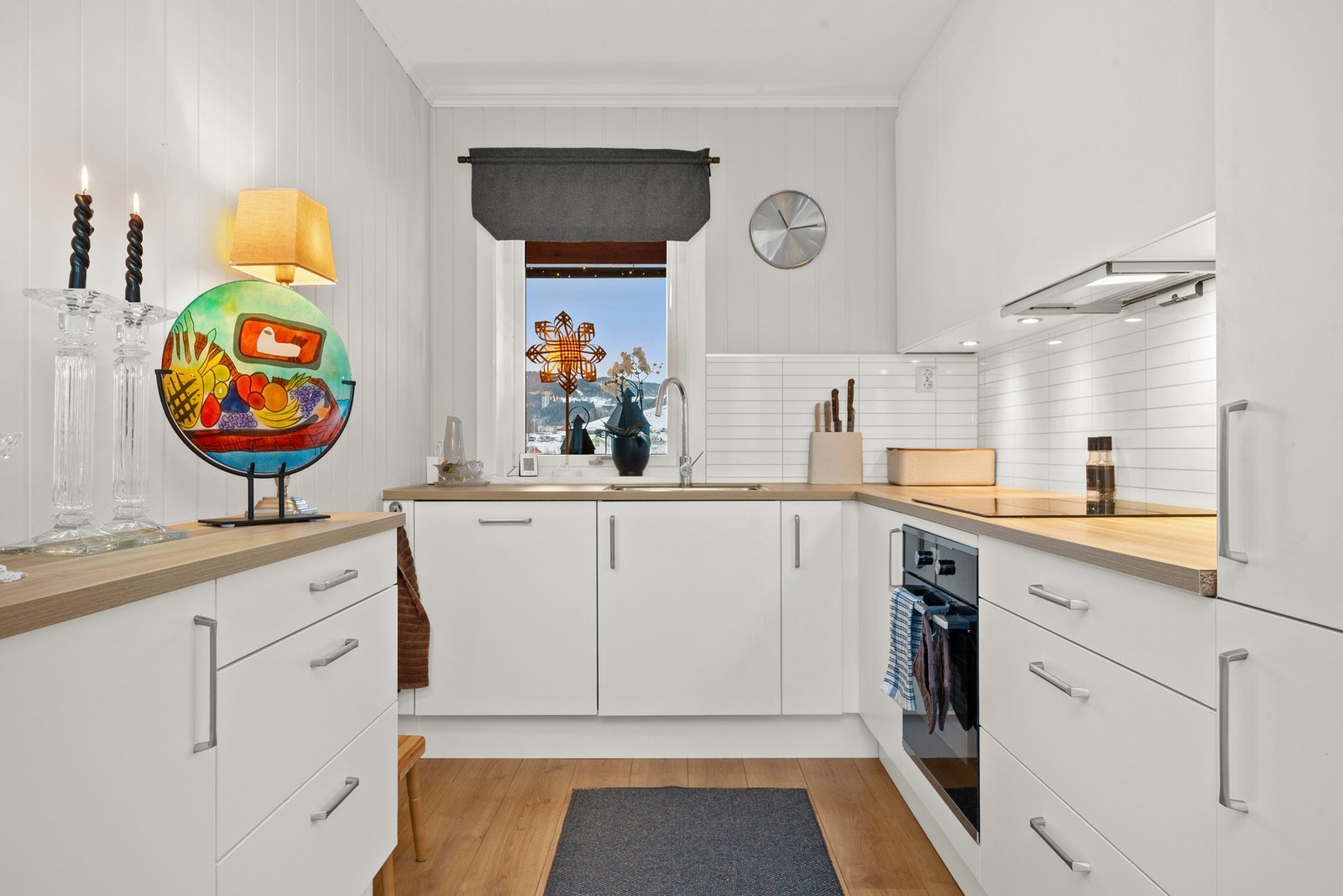 Leiligheten har et lyst og fint kjøkken fra 2023. Galleribilde