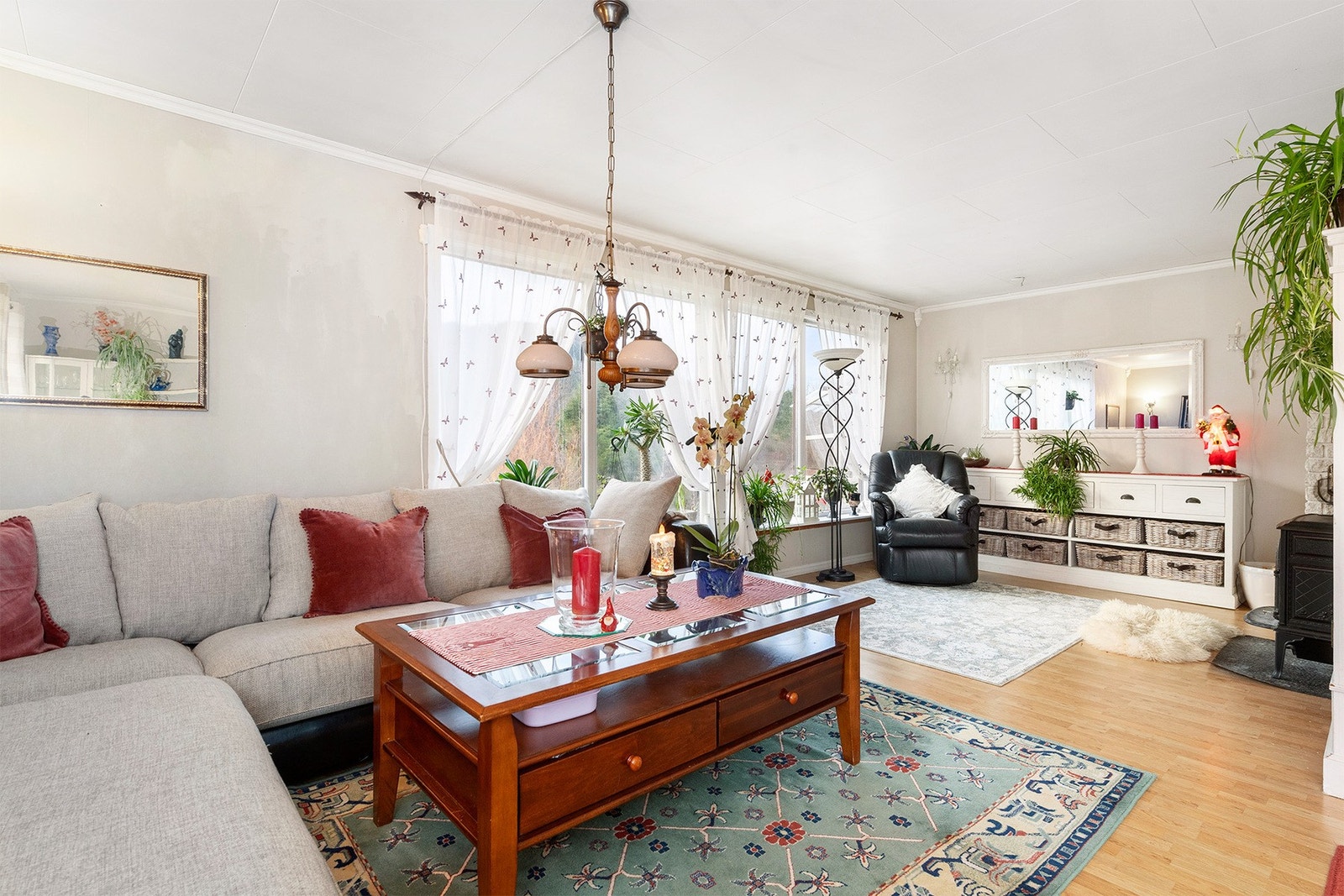 Stue med vedovn Galleribilde