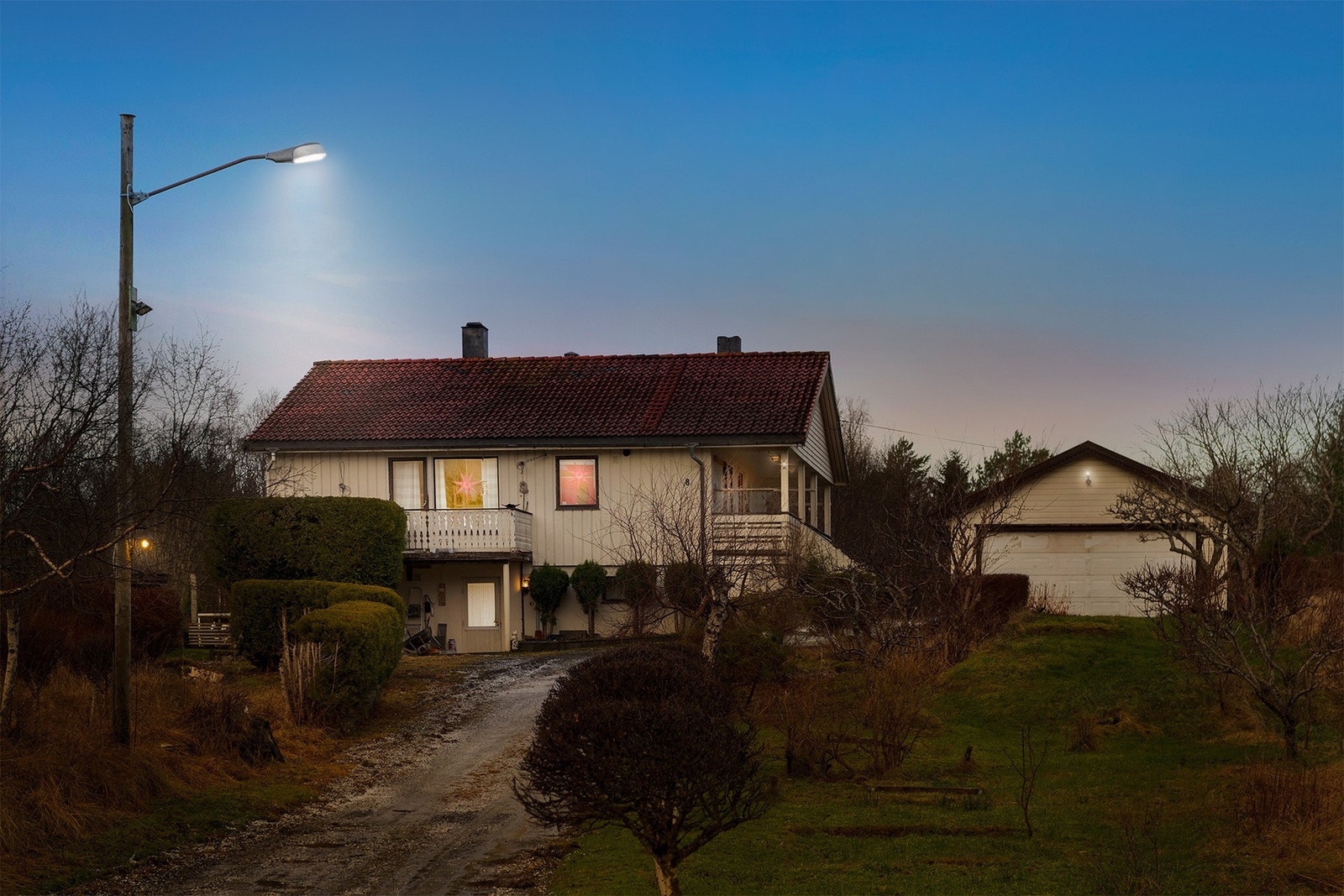 Velkommen til Bekkavegen 8! En frittliggende enebolig i Ørjavika med fjordutsikt og kveldssol. Foto: Diakrit (Espen Istad) Galleribilde