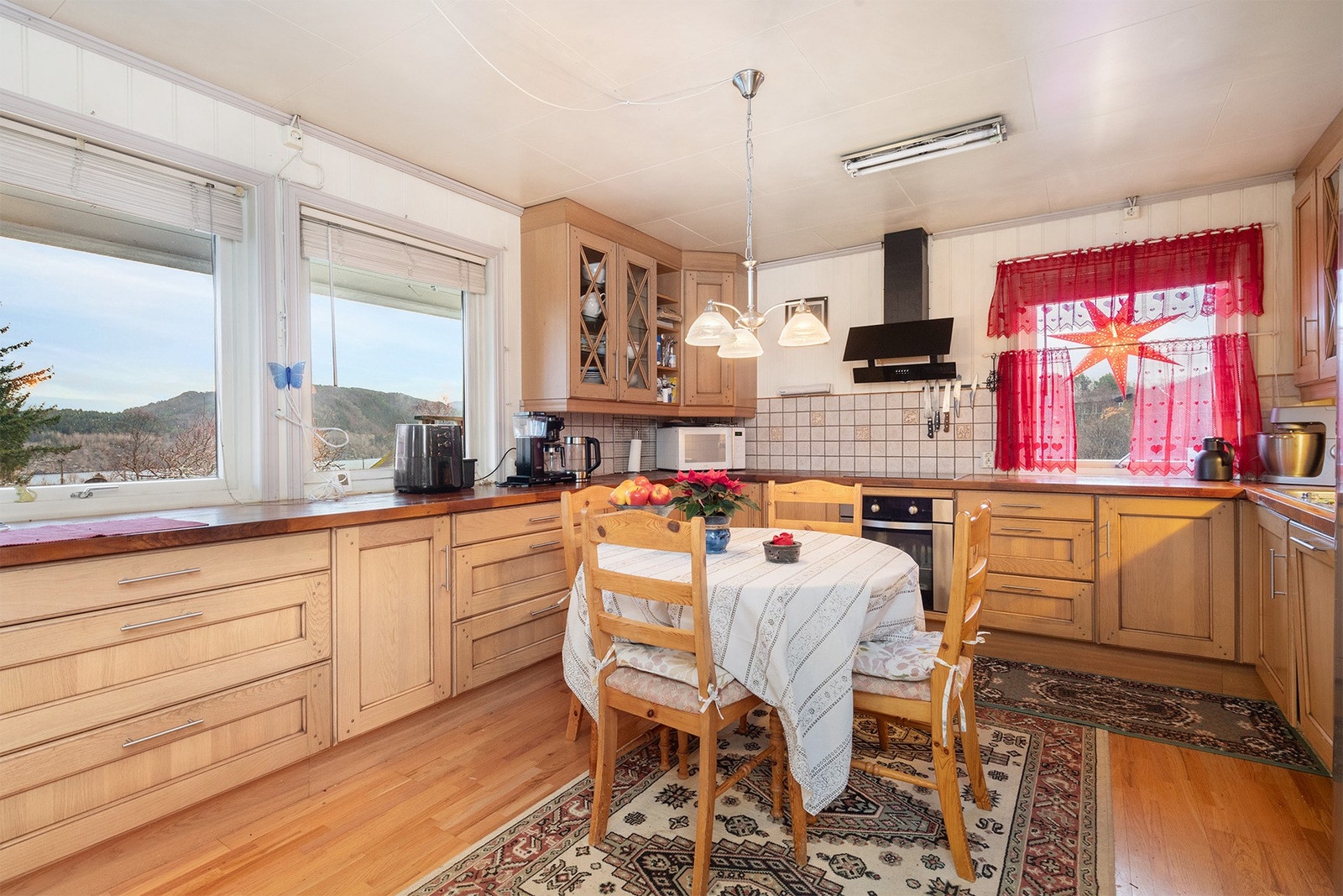 Hjørnekjøkken med utsikt. Galleribilde