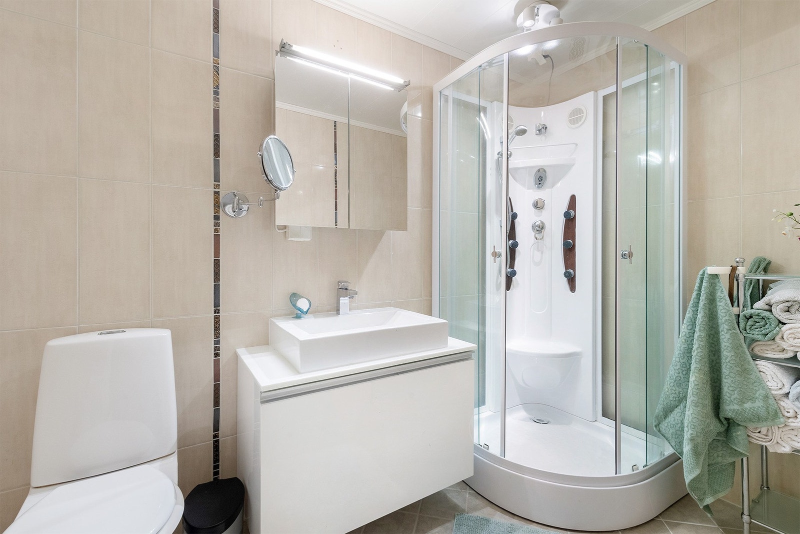 Badet er modernisert med varme i gulv, fliser og plater på vegg. Galleribilde