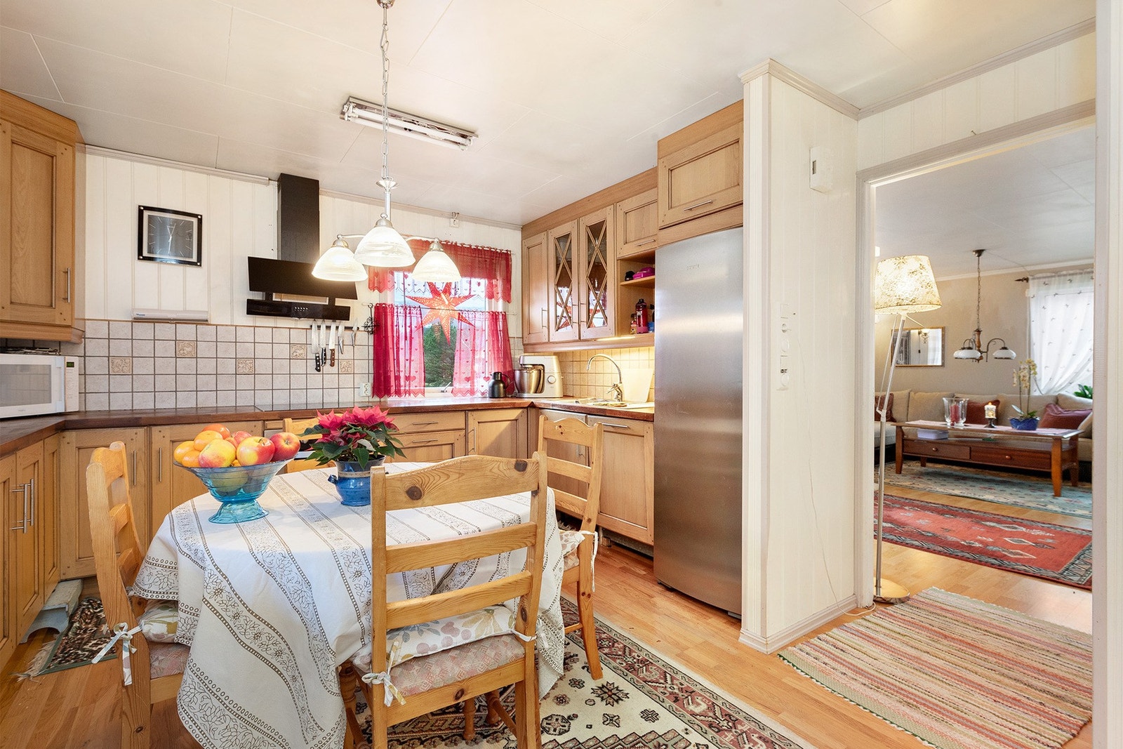 Kjøkkenet er fra JKE fra 2010. Frittstående kjøleskap, resten er integrert. Galleribilde