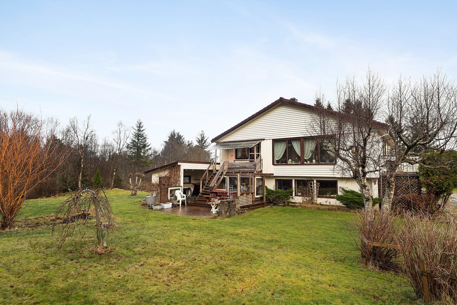 Boligen går over 2 fulle etasjer der man har "alle" hovedrom i øvre etasje og gode muligheter i underetasje med egen inngang. Galleribilde