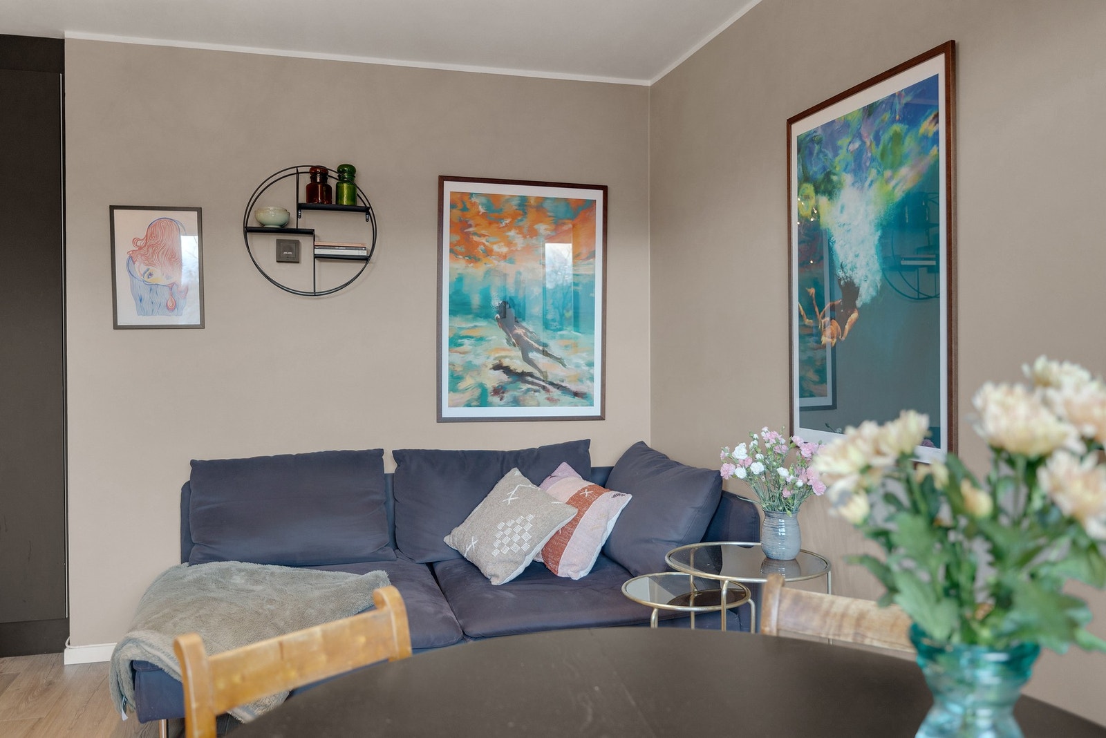 Åpen og innbydende stue - perfekt for både hverdag og besøk. Galleribilde