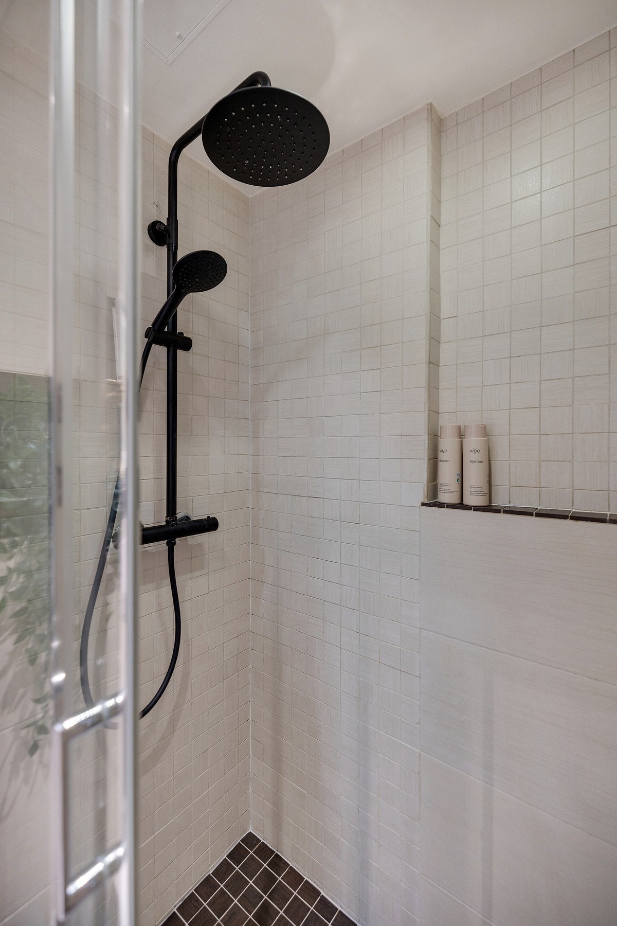 Badet er utstyrt med regnfallsdusj, baderomsinnredning samt speilskap for maksimal utnyttelse. Galleribilde