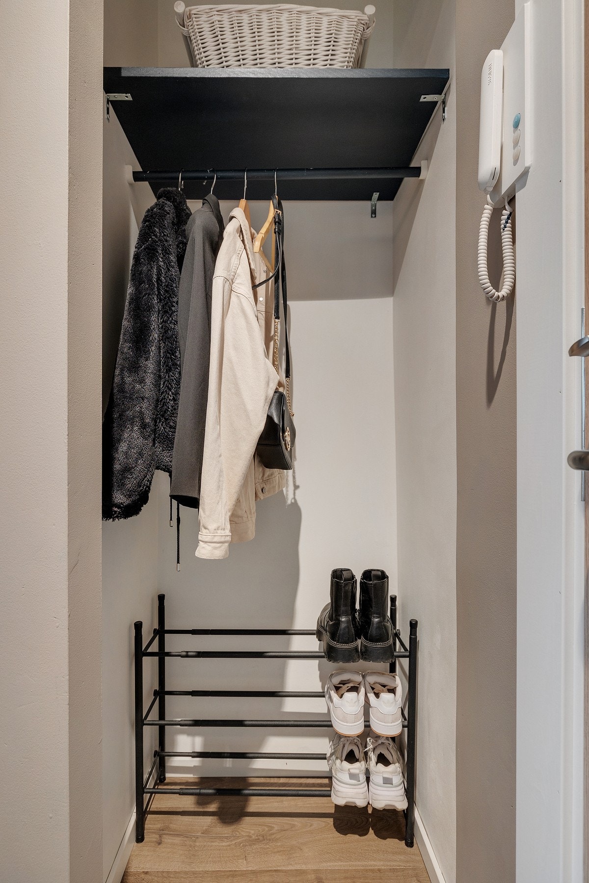 Gangen har et eget hjørnet egnet for å henge fra seg yttertøy og sko. Galleribilde
