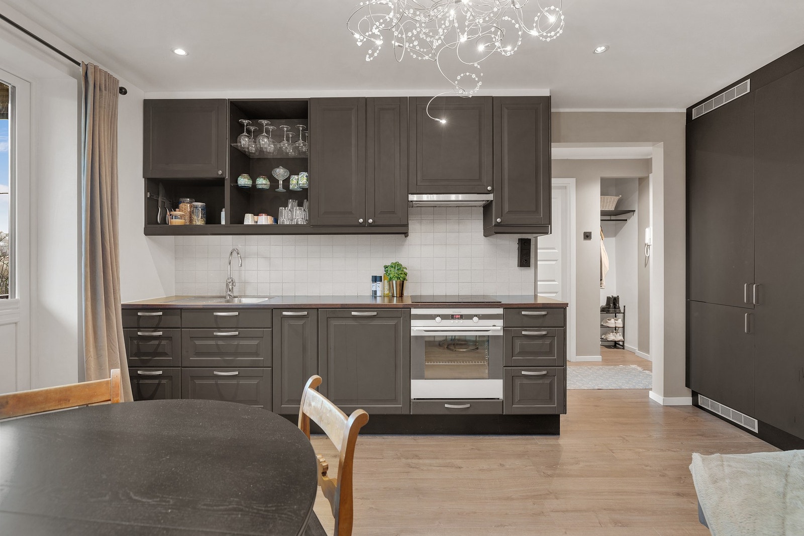 Praktisk kjøkken med god skap- og benkeplass. Galleribilde