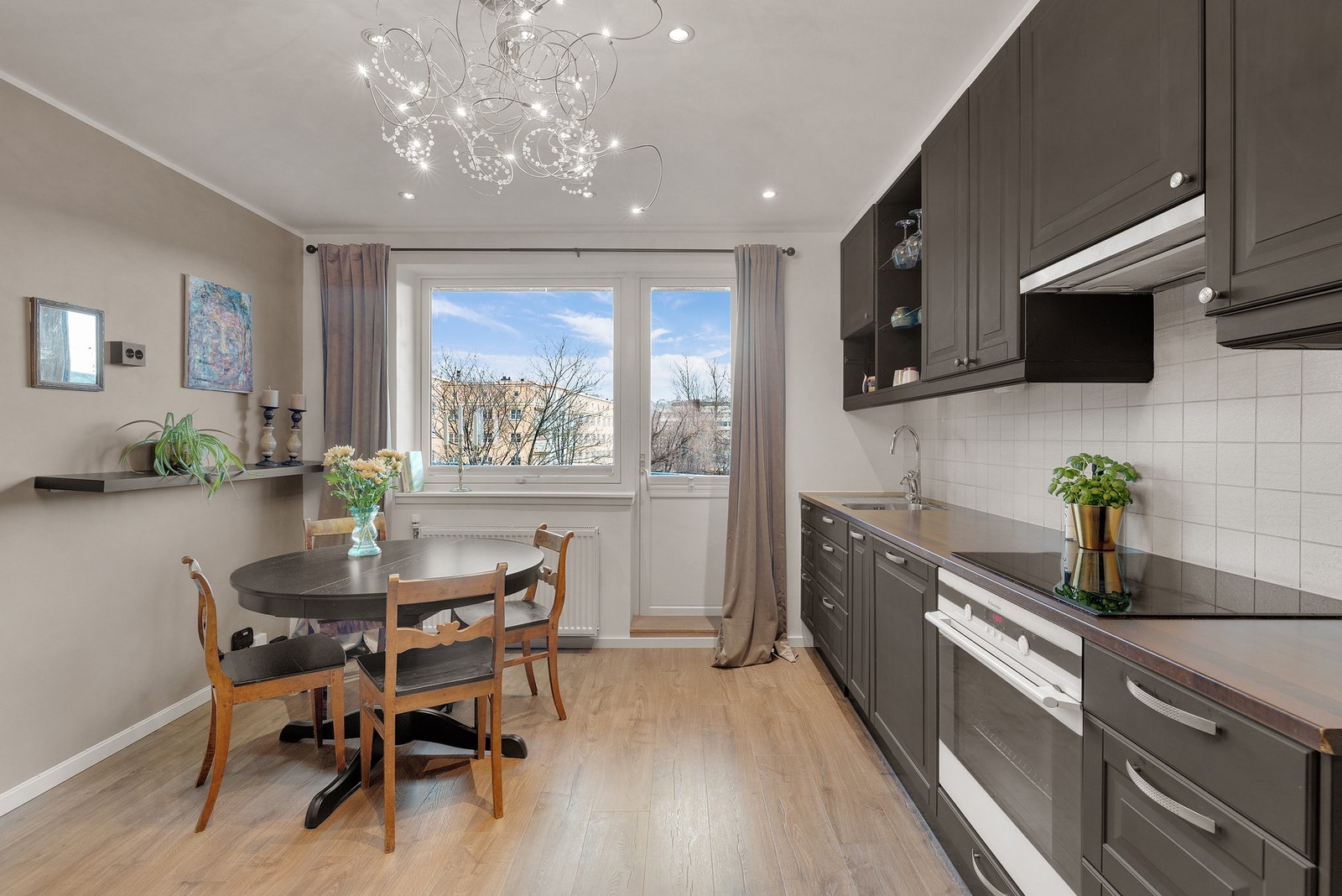 Fra stue/kjøkken er det direkte utgang til en stor balkong. Galleribilde