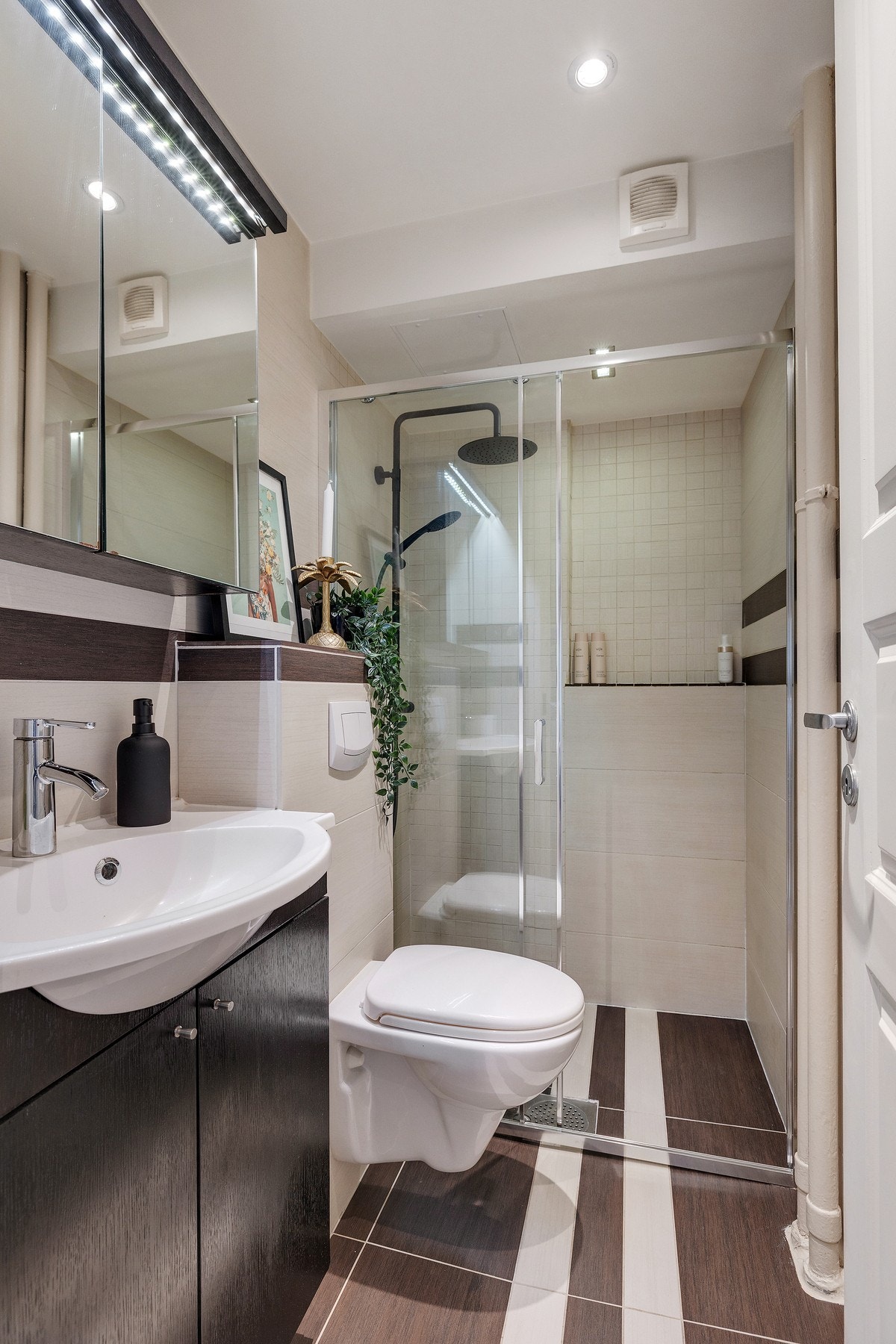 Flislagt bad med dusj og moderne innredning. Badet er praktisk utformet med god plassutnyttelse og et tidløst uttrykk. Galleribilde