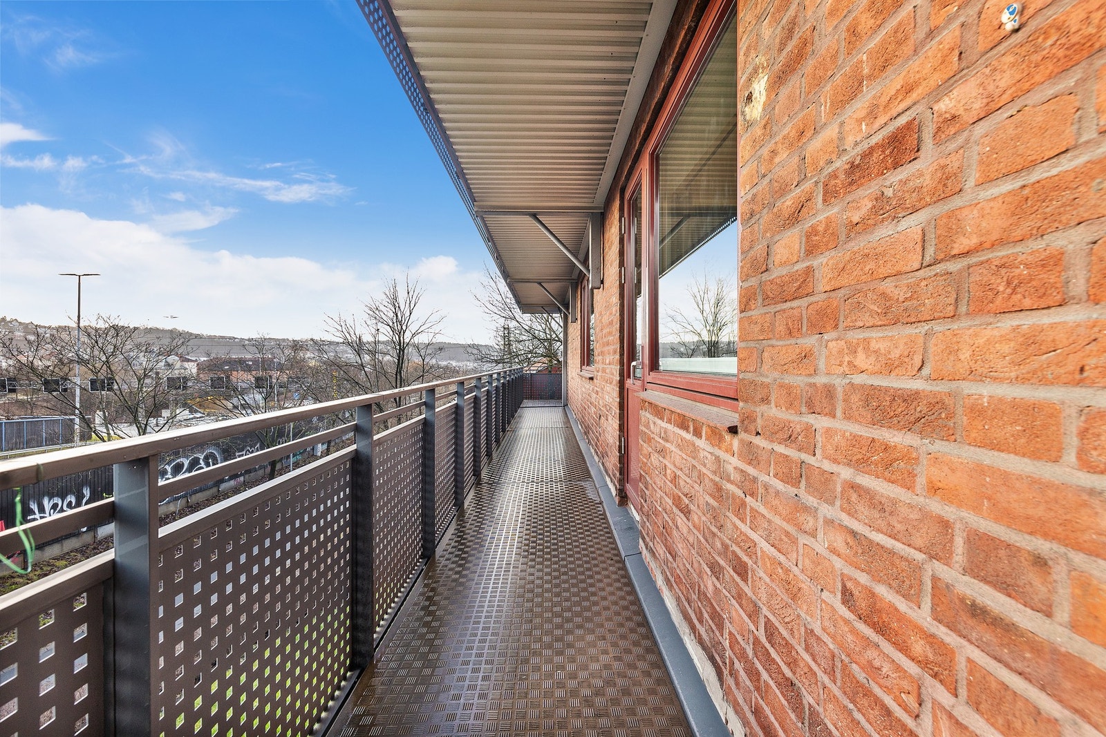 Balkong som forlenger oppholdsarealet i sommerhalvåret. Galleribilde