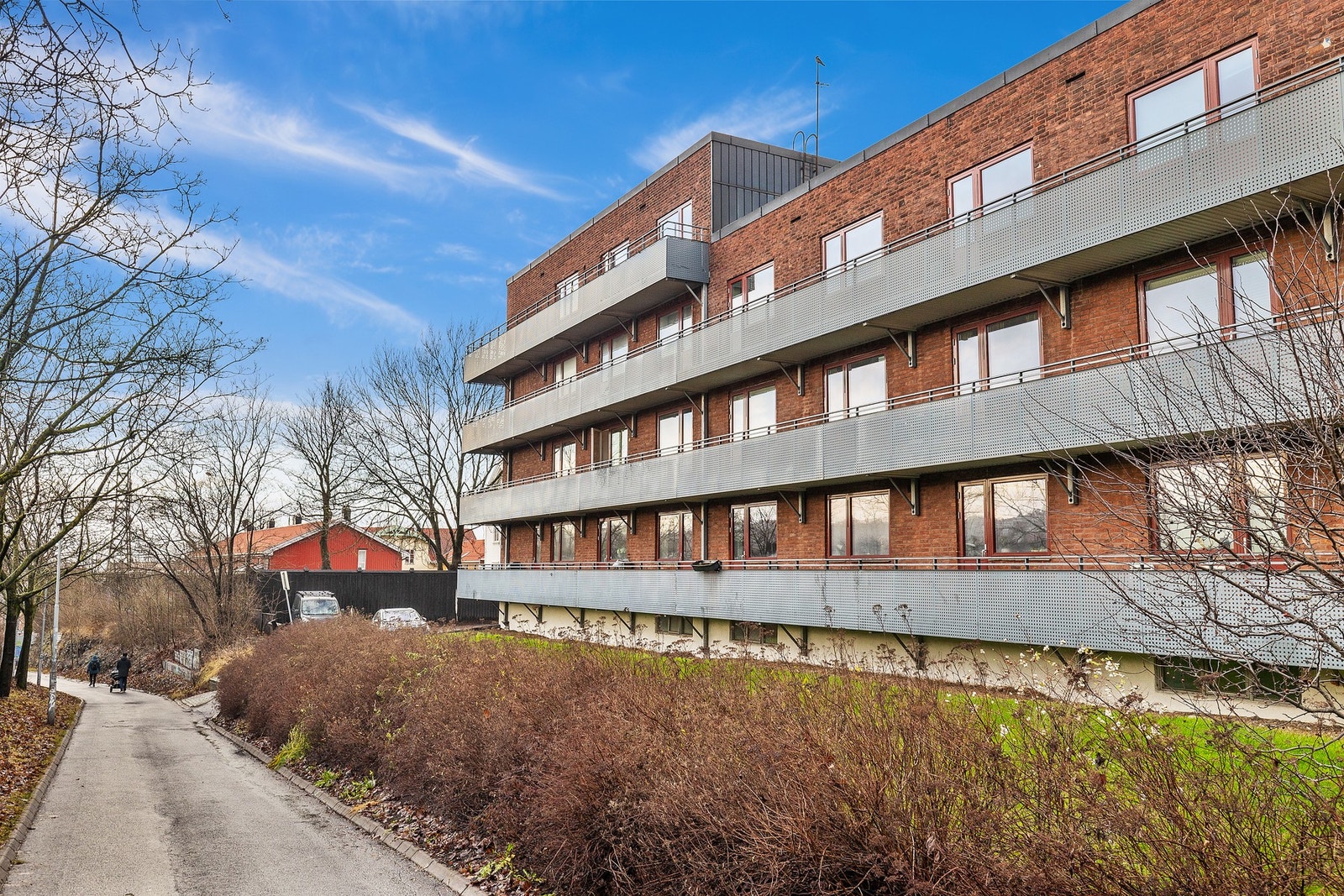 Leiligheten har en sentral beliggenhet på Strømsveien, med kort vei til kollektivtransport, dagligvarebutikker, servicetilbud og grønne områder. Galleribilde