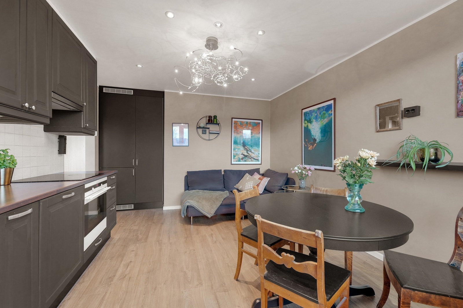 Lys og romslig stue med gode møbleringsmuligheter. Galleribilde