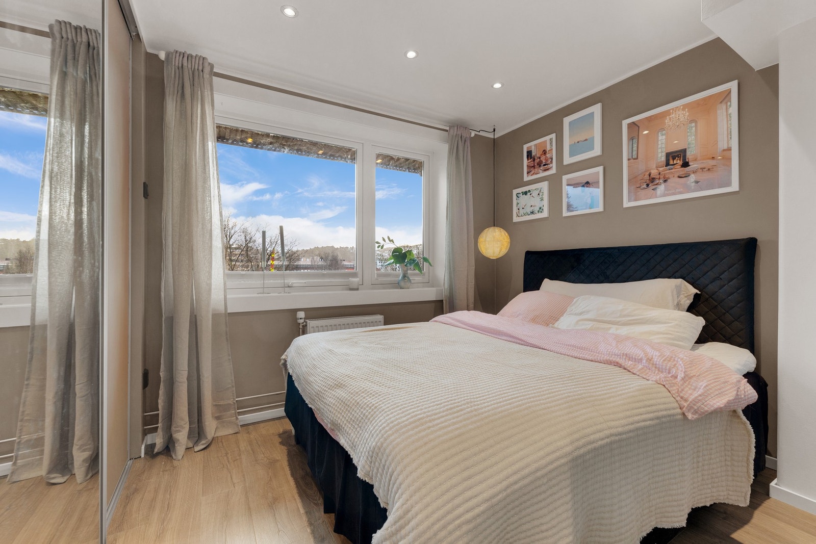 Romslig soverom med plass til dobbeltseng, nattbord og garderobeløsning. Galleribilde