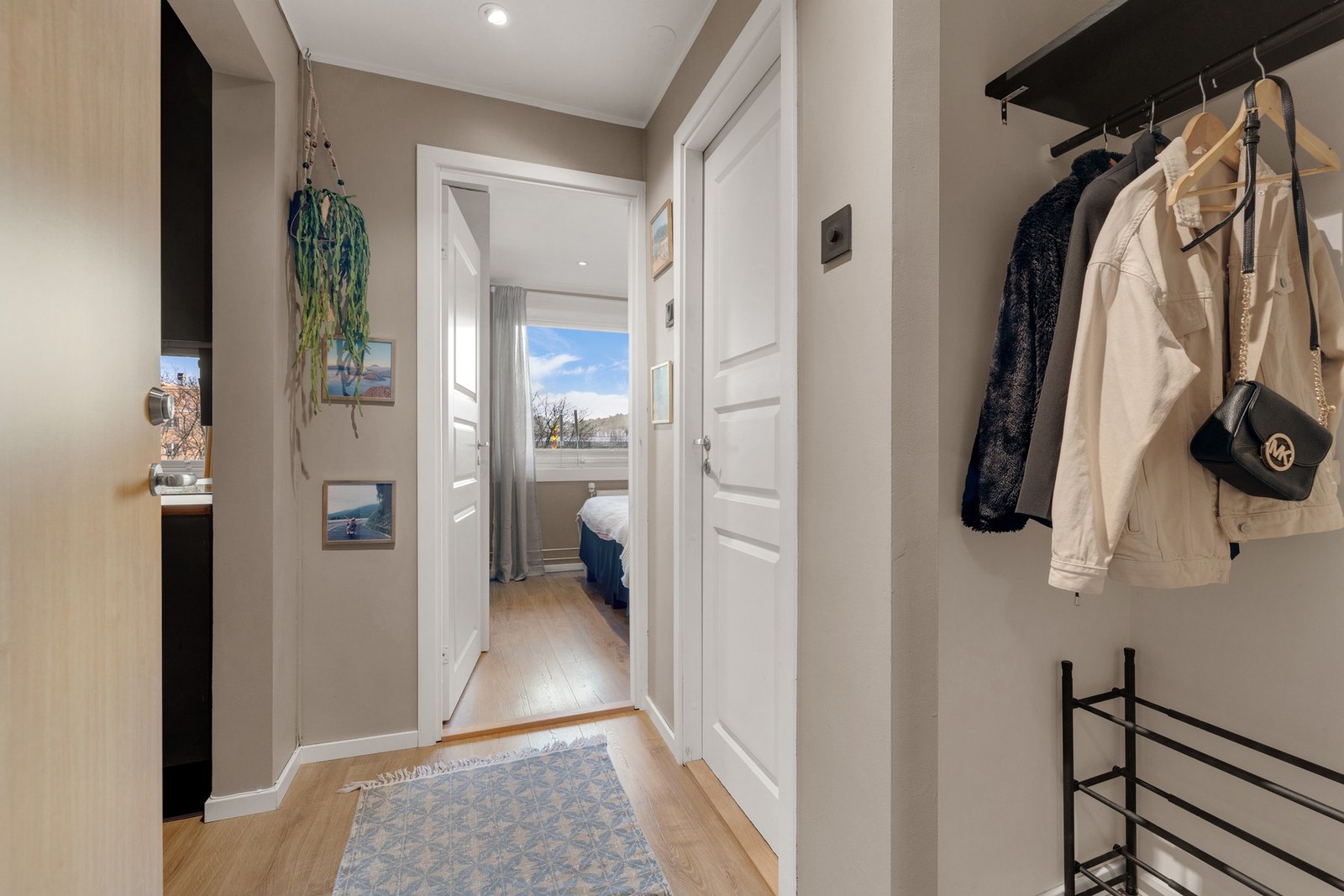 nnbydende entré med god plass til oppbevaring av yttertøy og sko. Fra gangen er det enkel adkomst til leilighetens øvrige rom. Galleribilde